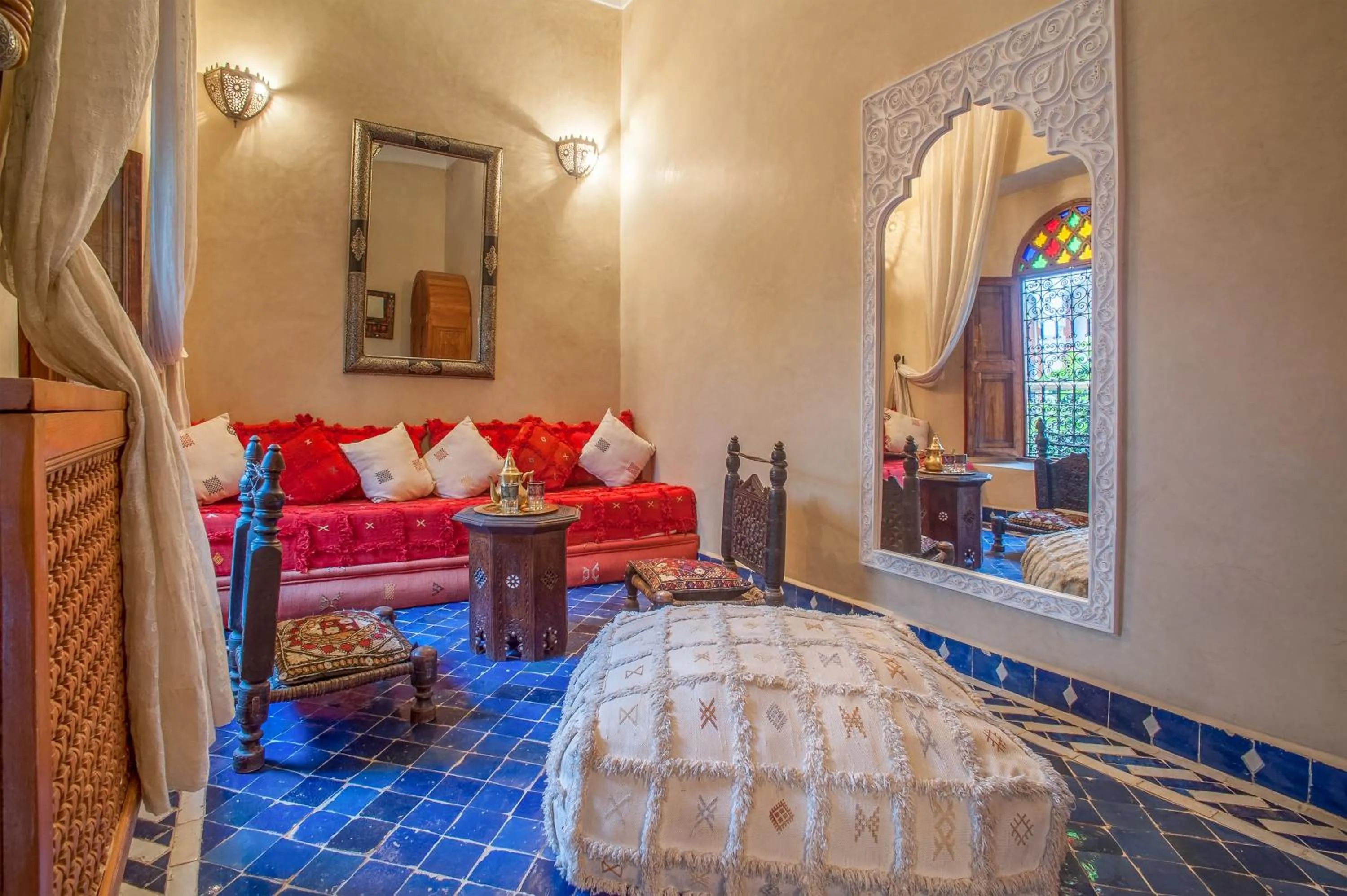 Seating area, Bed in Riad & Spa Laurence Olivier