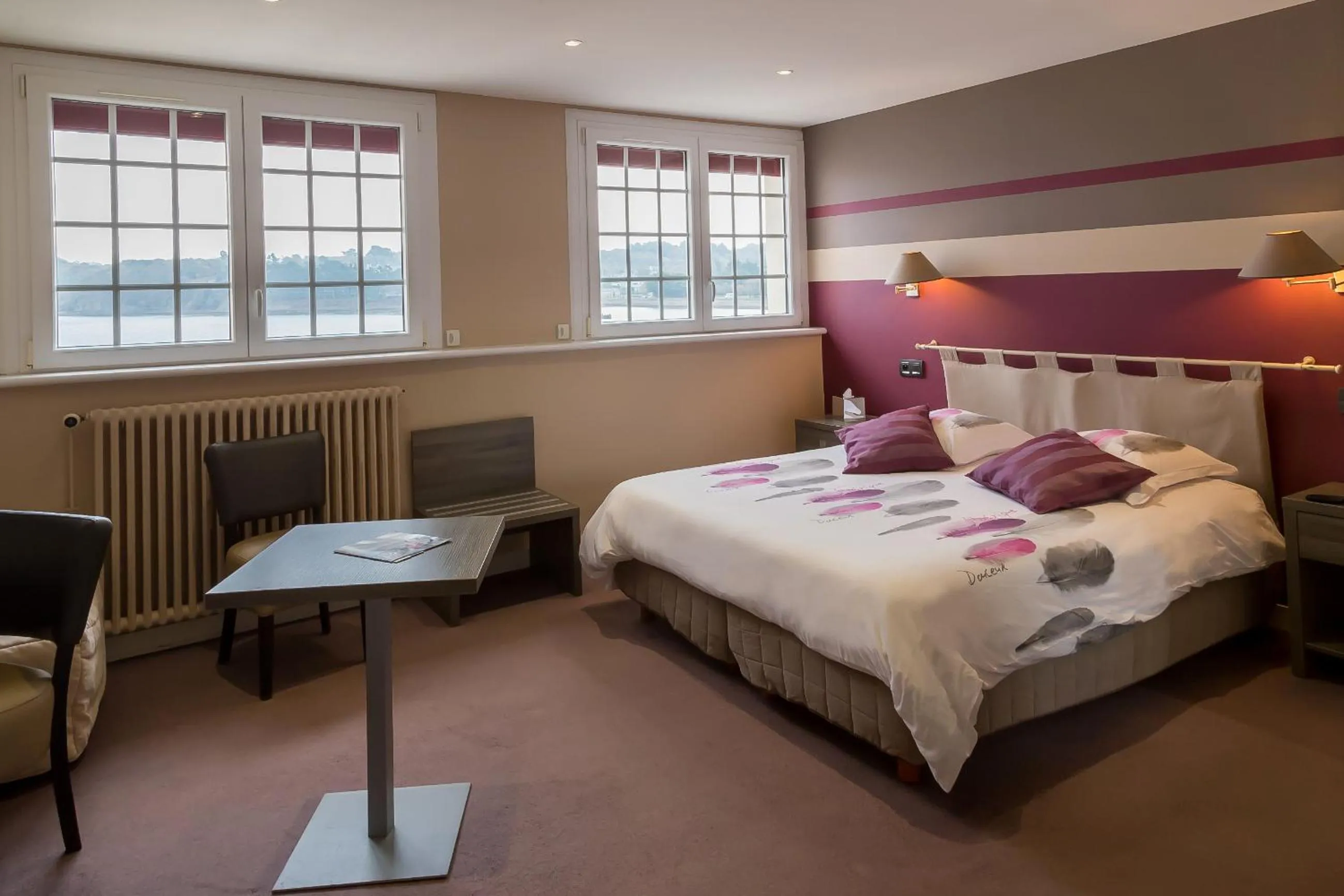 Photo of the whole room, Bed in Hostellerie De La Mer