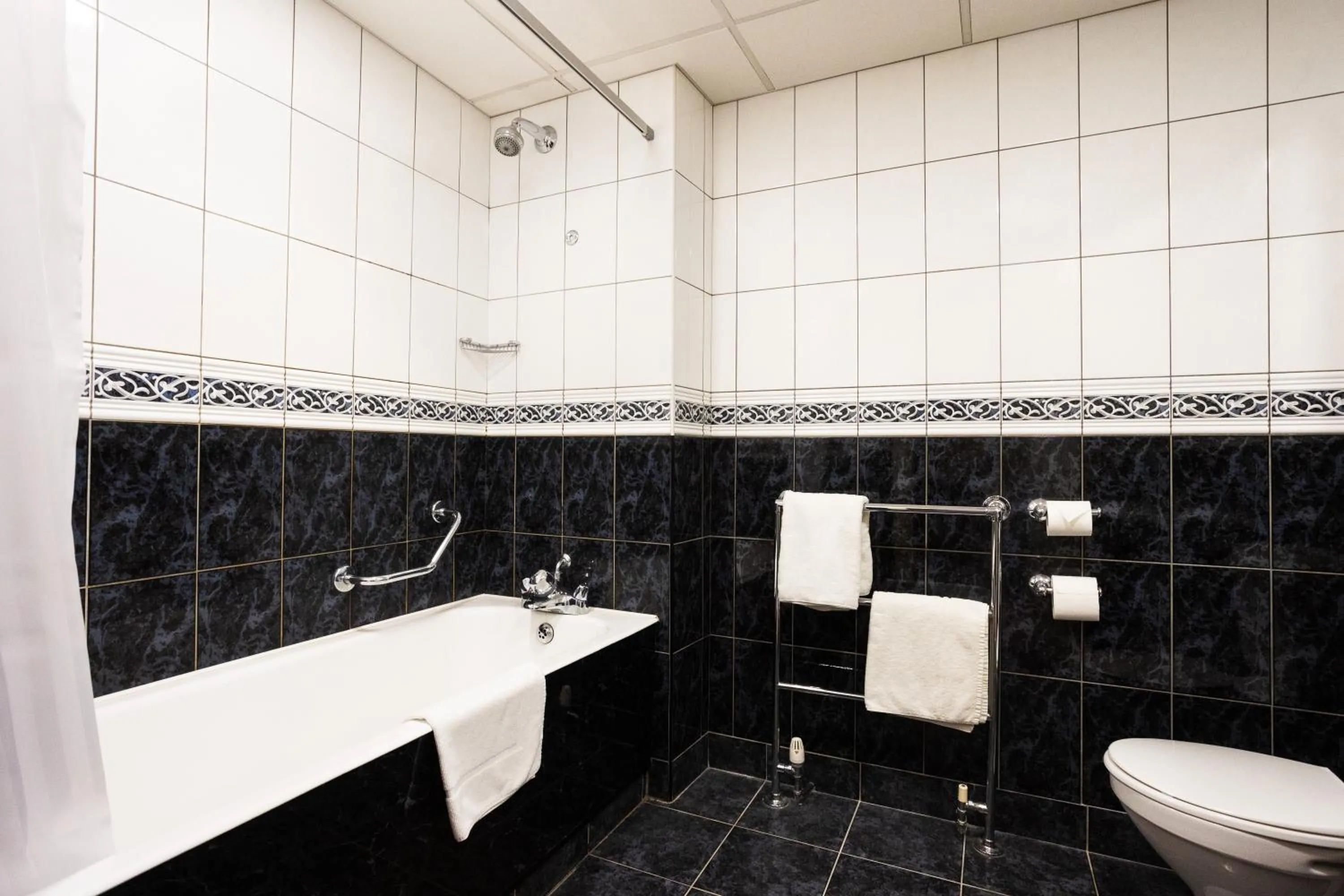 Shower in The Glendalough Hotel