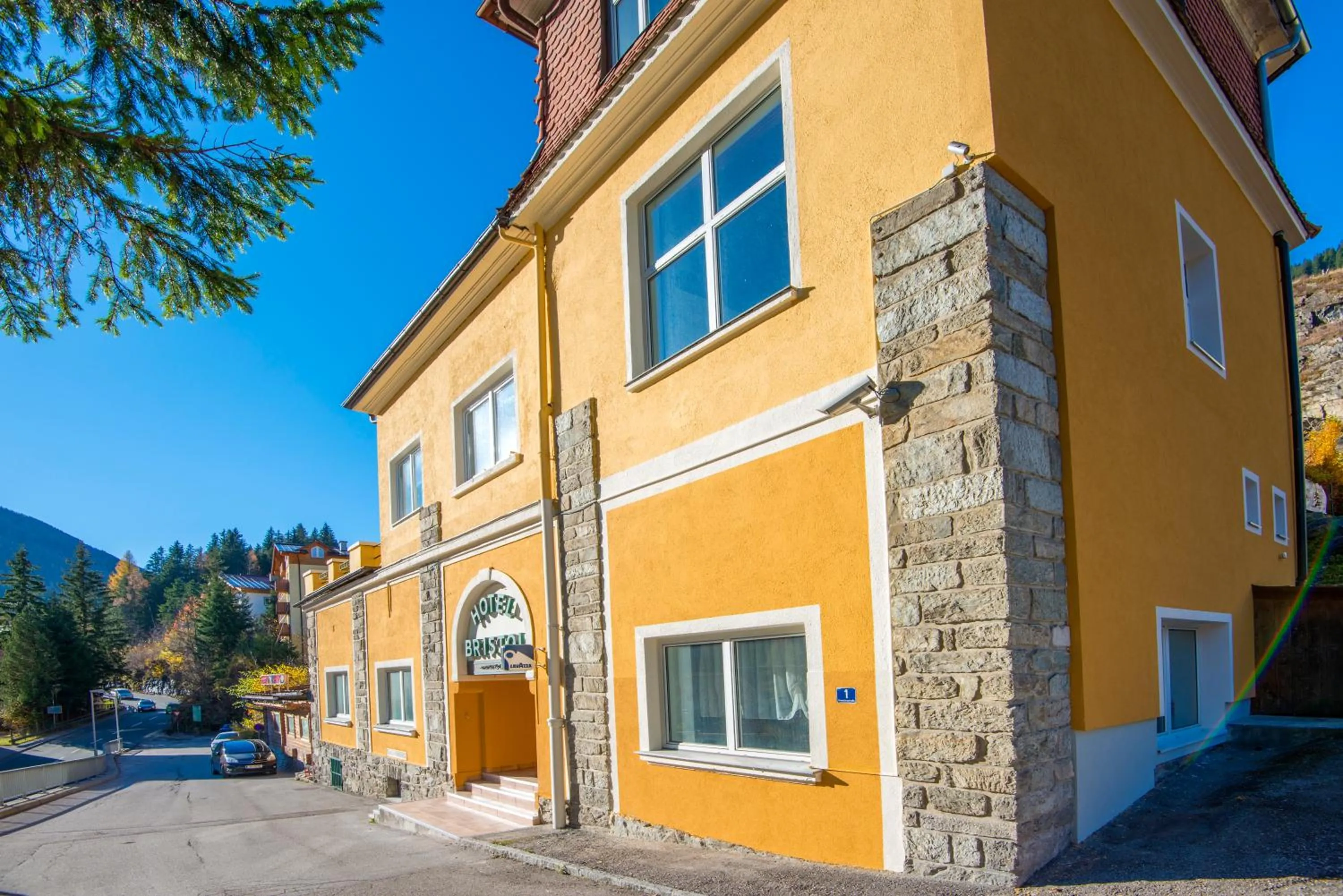 Property building in Hotel Bristol