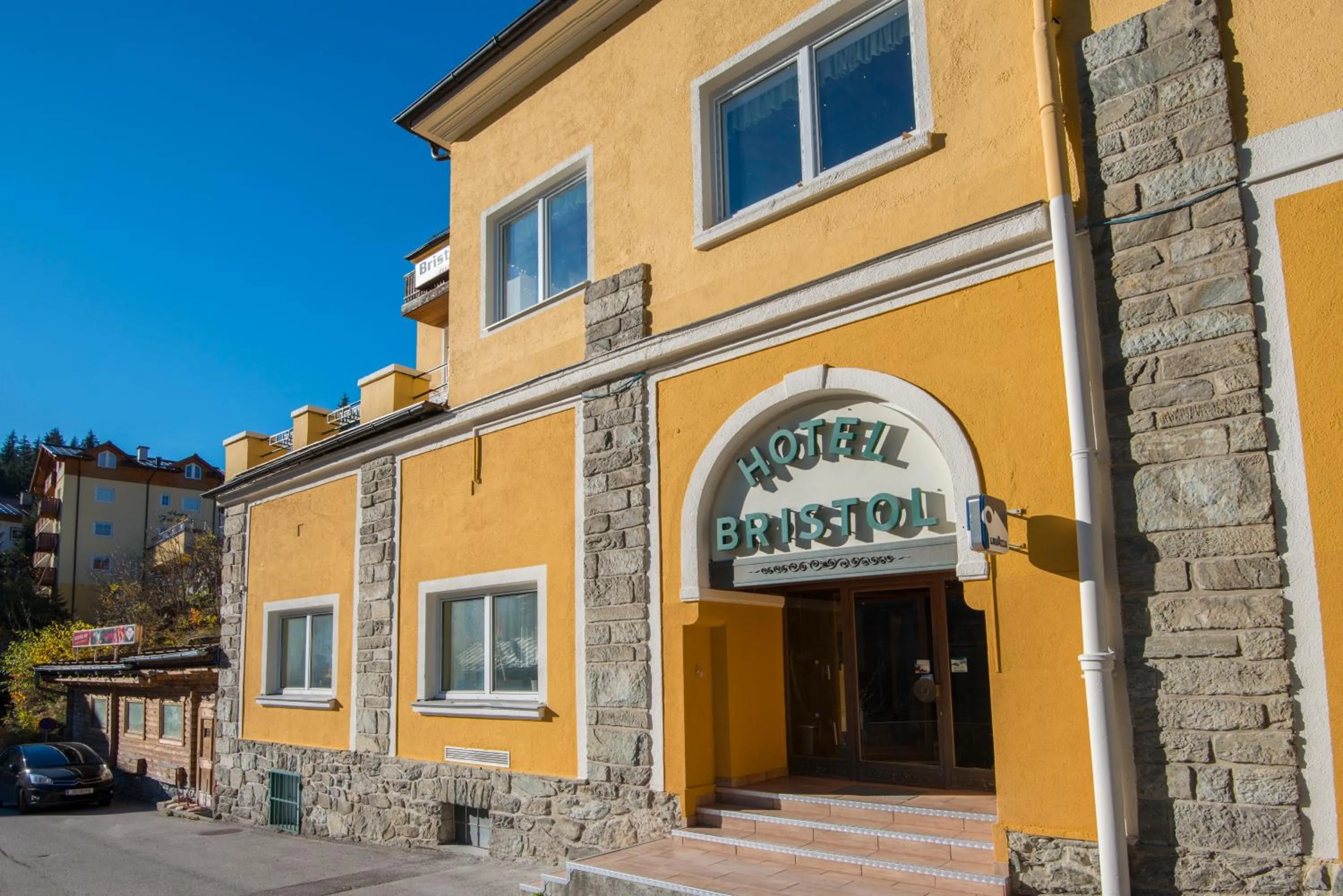 Property building in Hotel Bristol