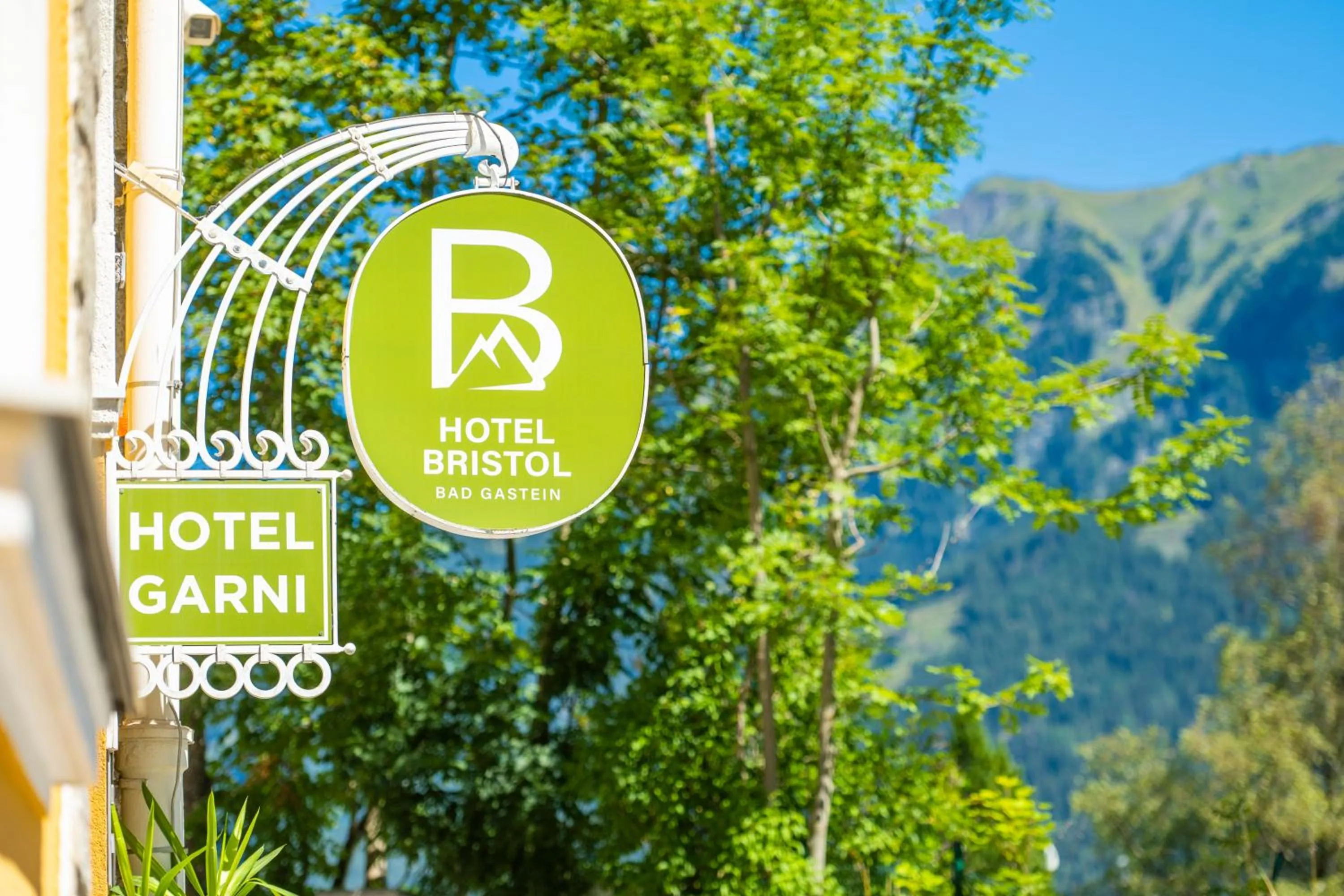 Property building in Hotel Bristol