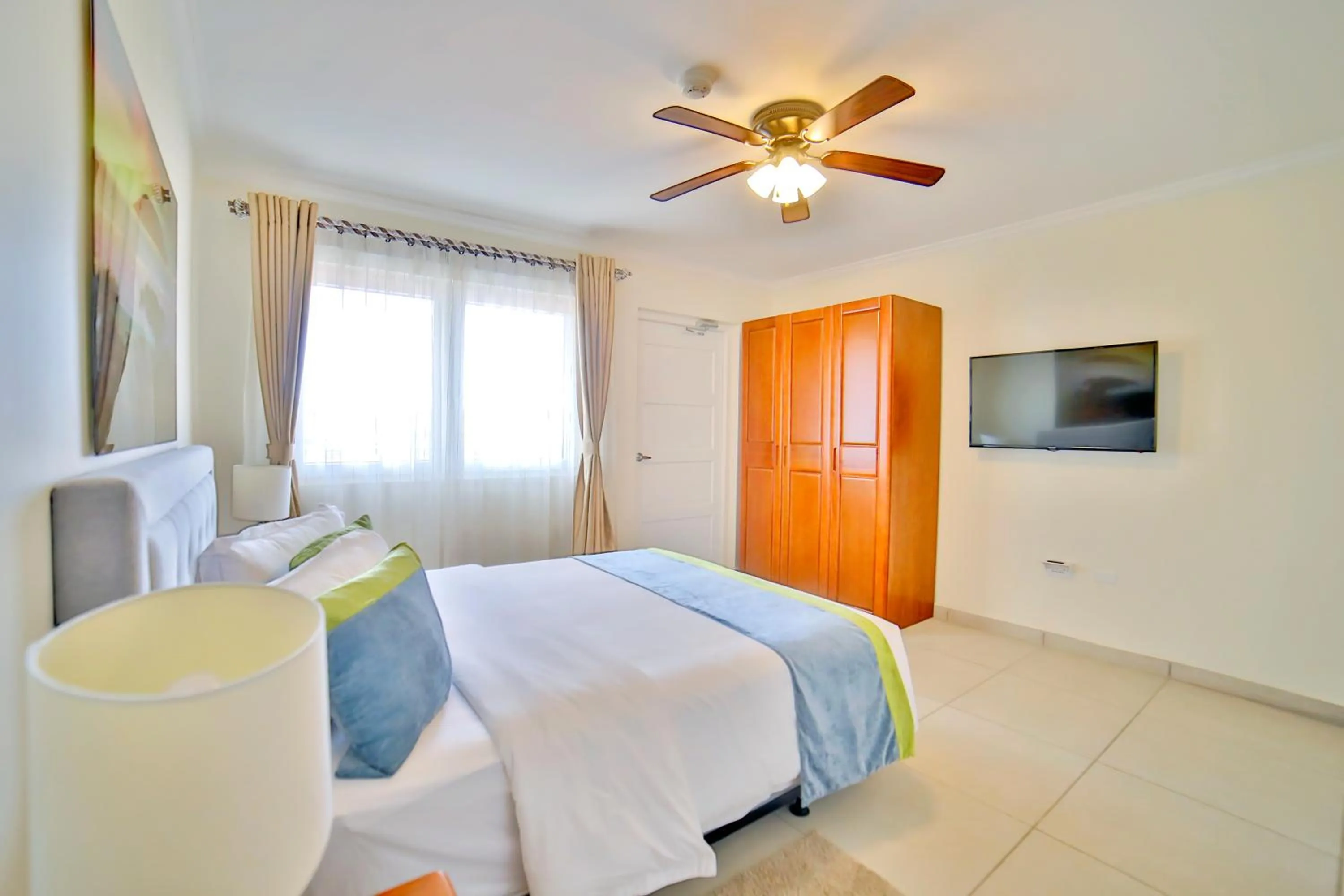 TV and multimedia, Bed in Pearl Aruba Condos