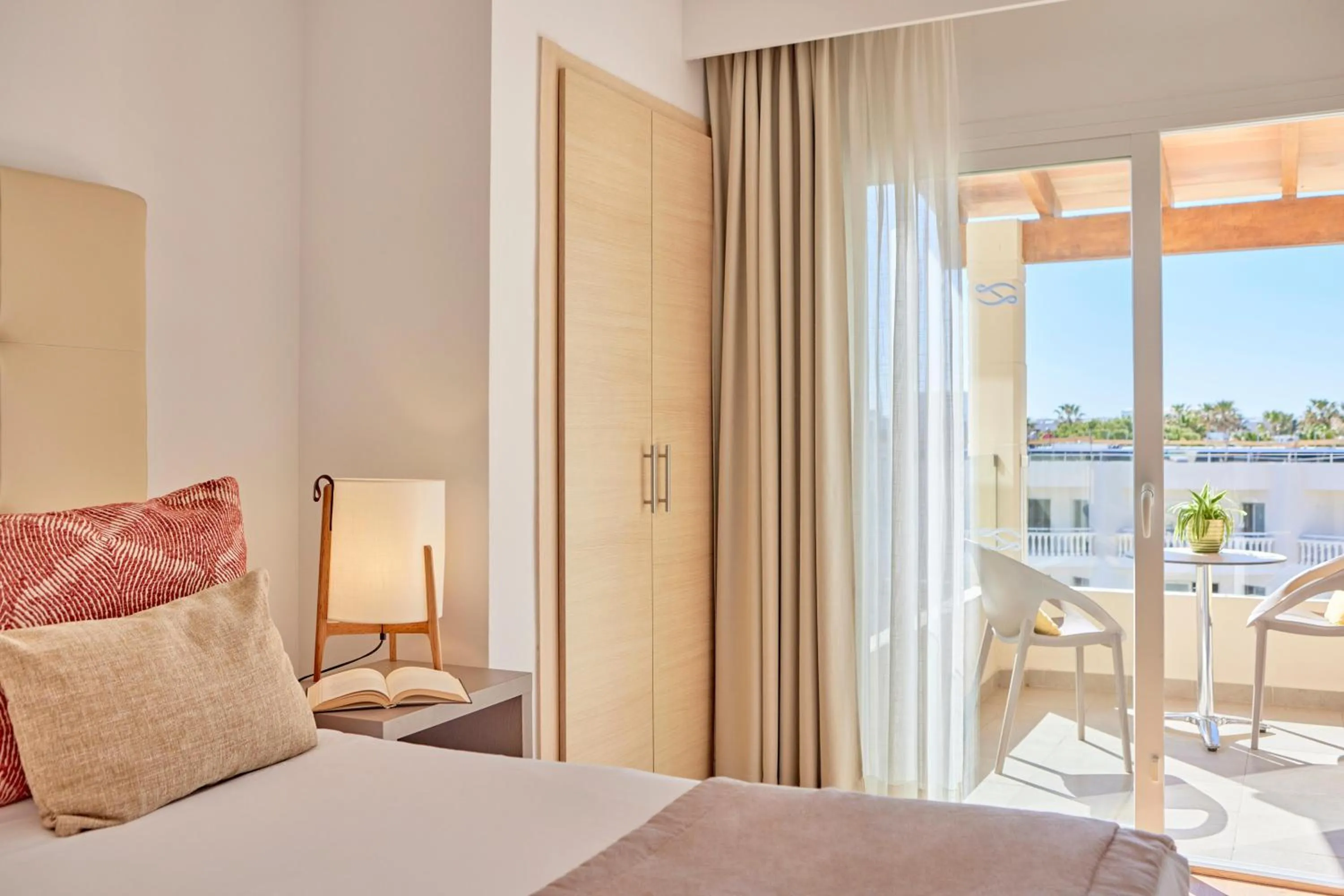 Photo of the whole room, Bed in Zafiro Bahia