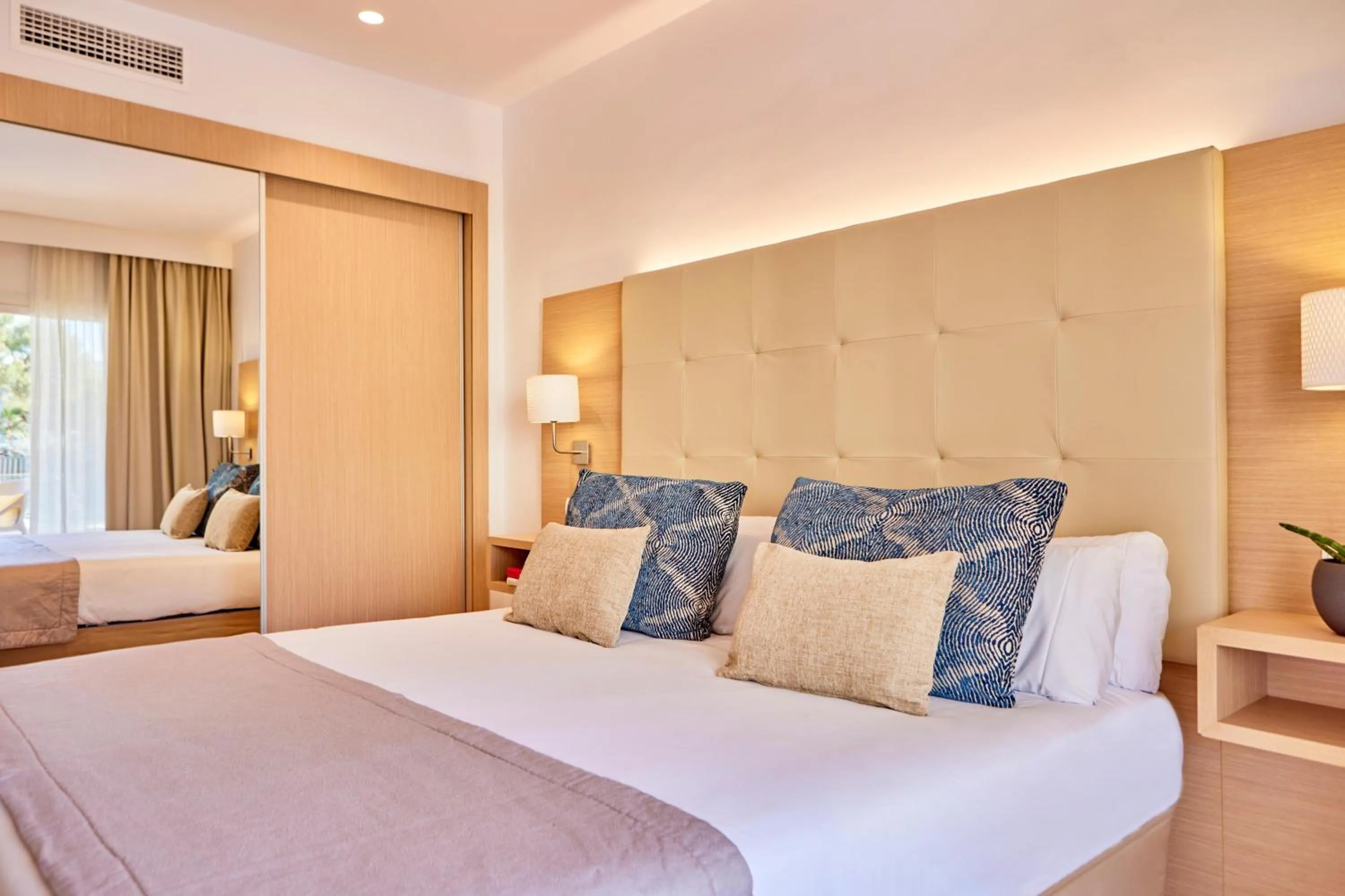 Photo of the whole room, Bed in Zafiro Bahia