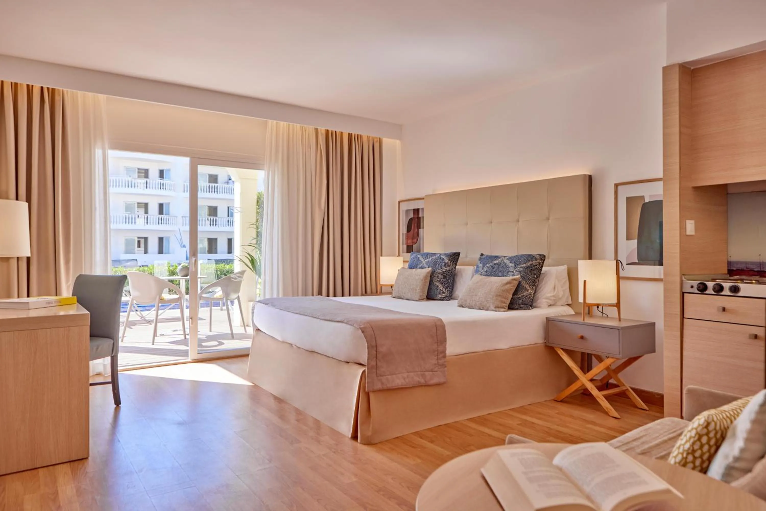 Photo of the whole room, Bed in Zafiro Bahia