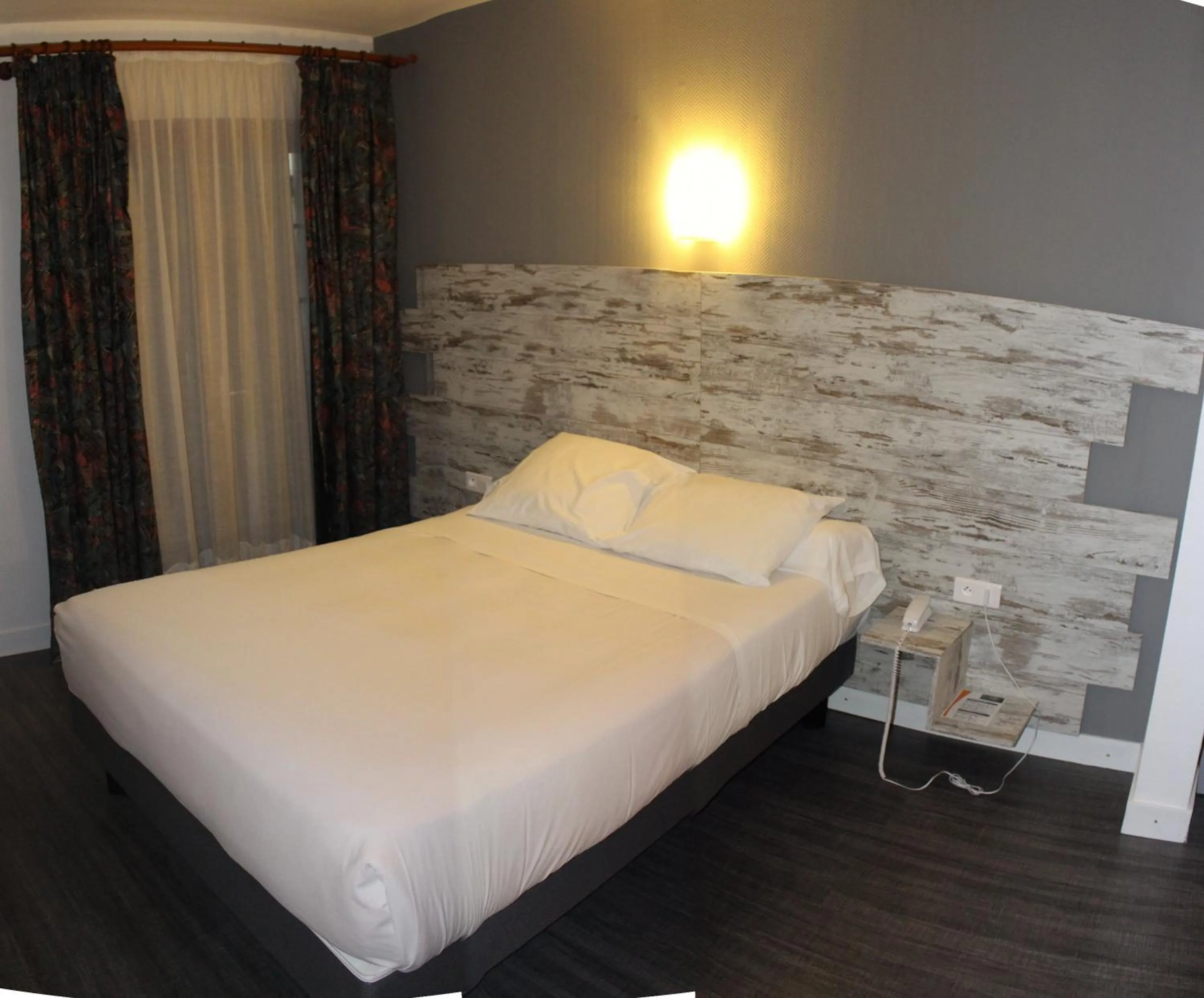 Bed in Hôtel Etang des Reynats