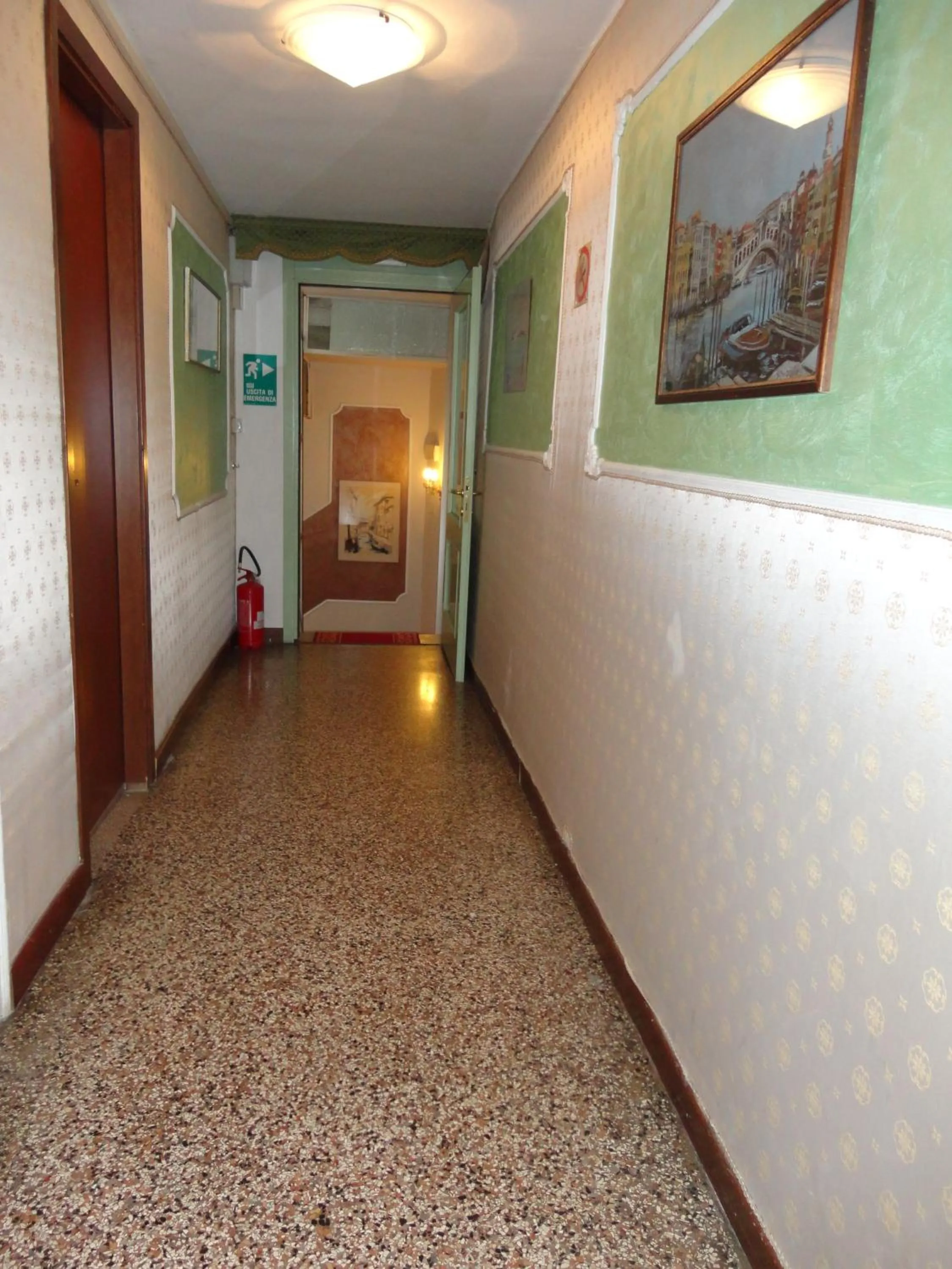 Decorative detail in Palazzo Lion Morosini - Check in presso Locanda Ai Santi Apostoli