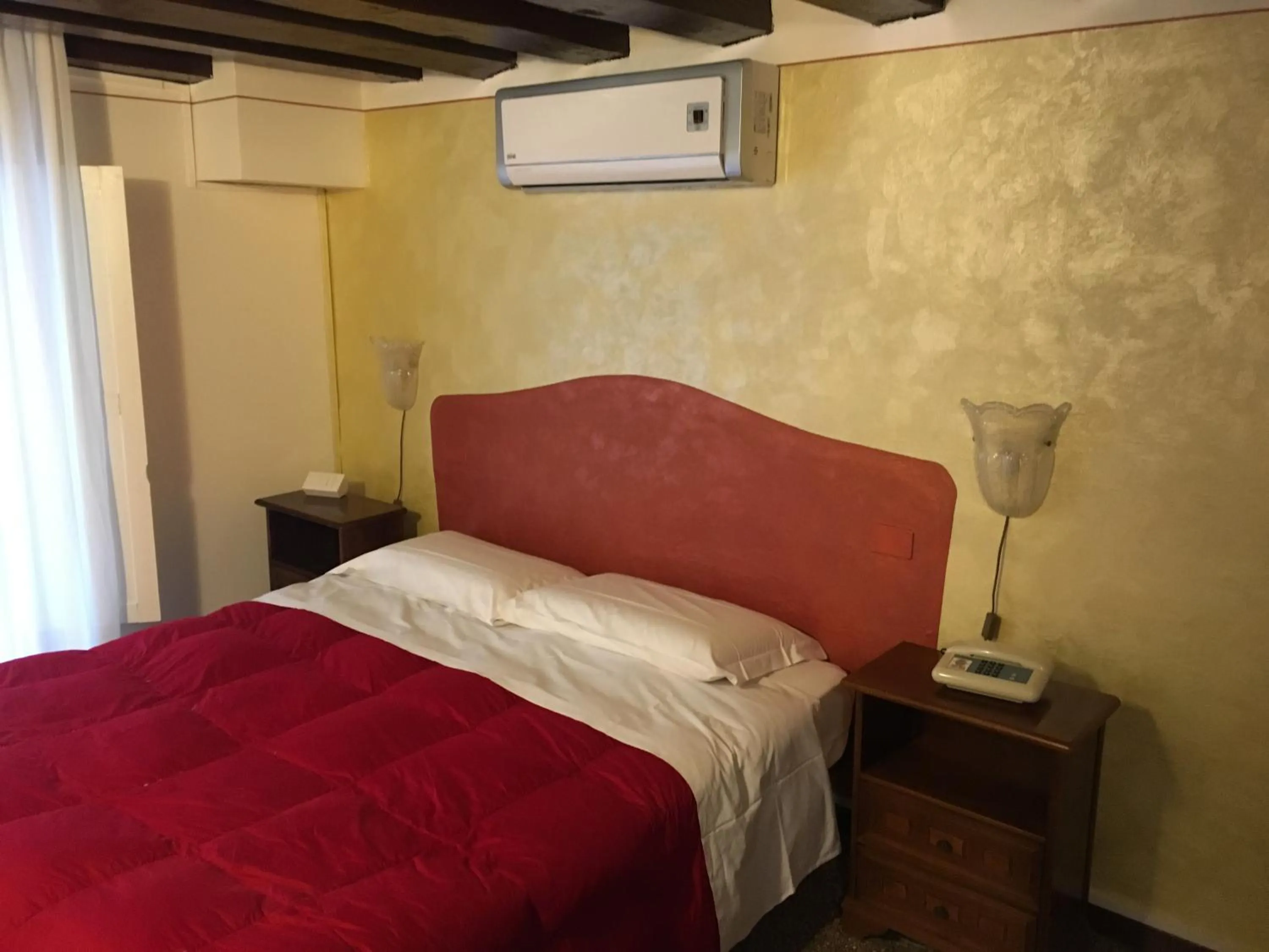 Bedroom, Bed in Palazzo Lion Morosini - Check in presso Locanda Ai Santi Apostoli