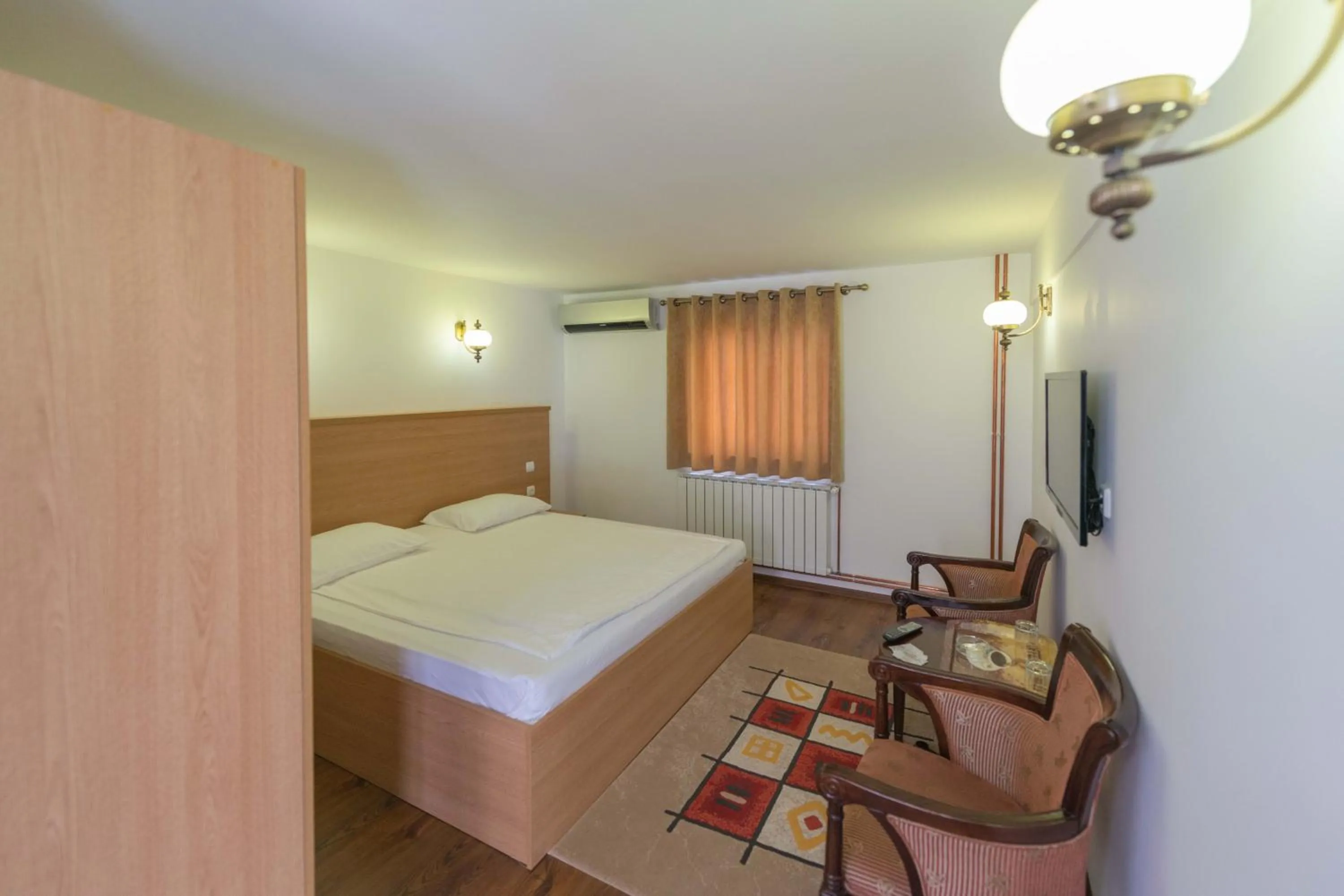 Photo of the whole room, Bed in Pensiunea Imperial