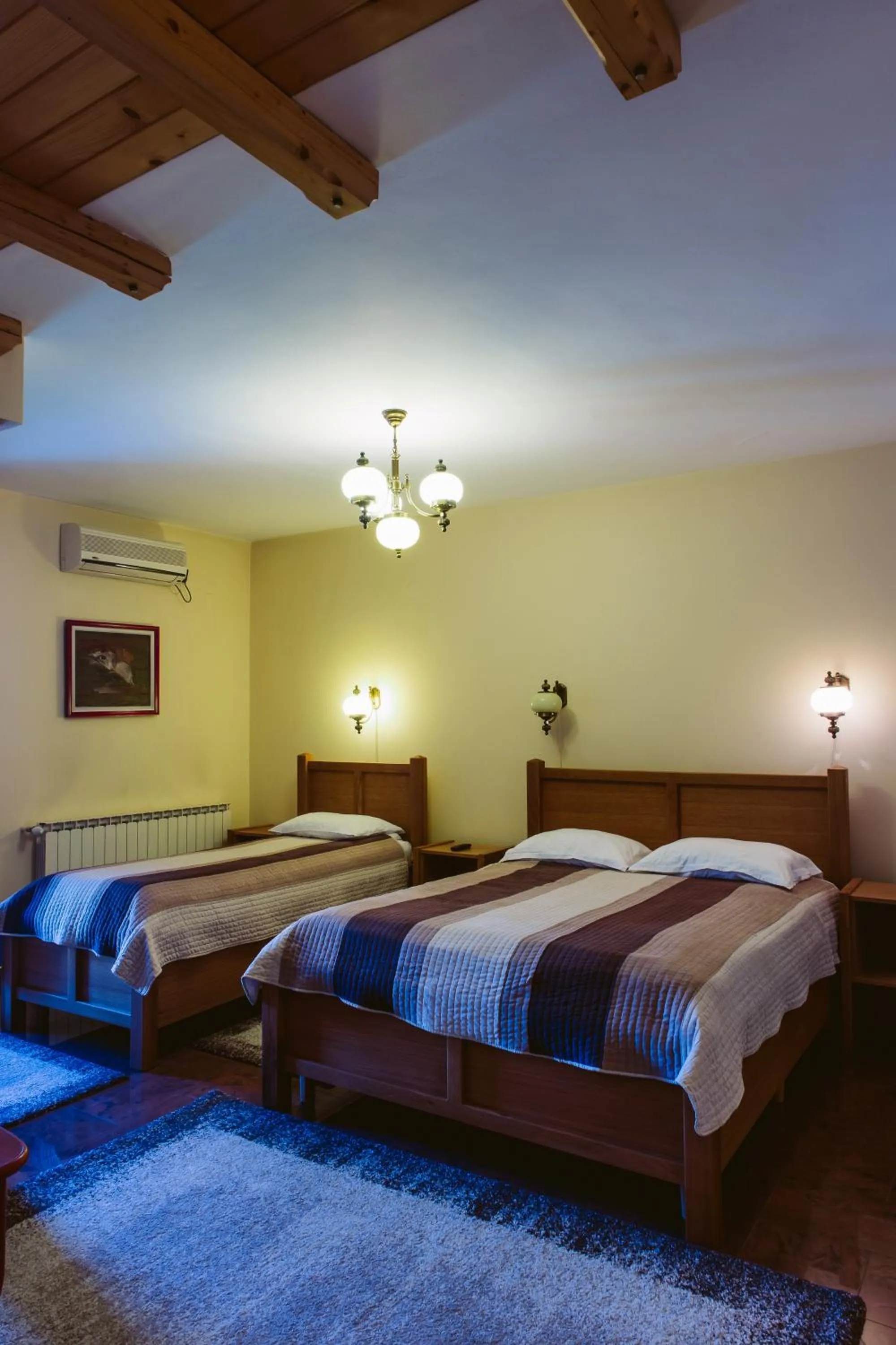 Property building, Bed in Pensiunea Imperial
