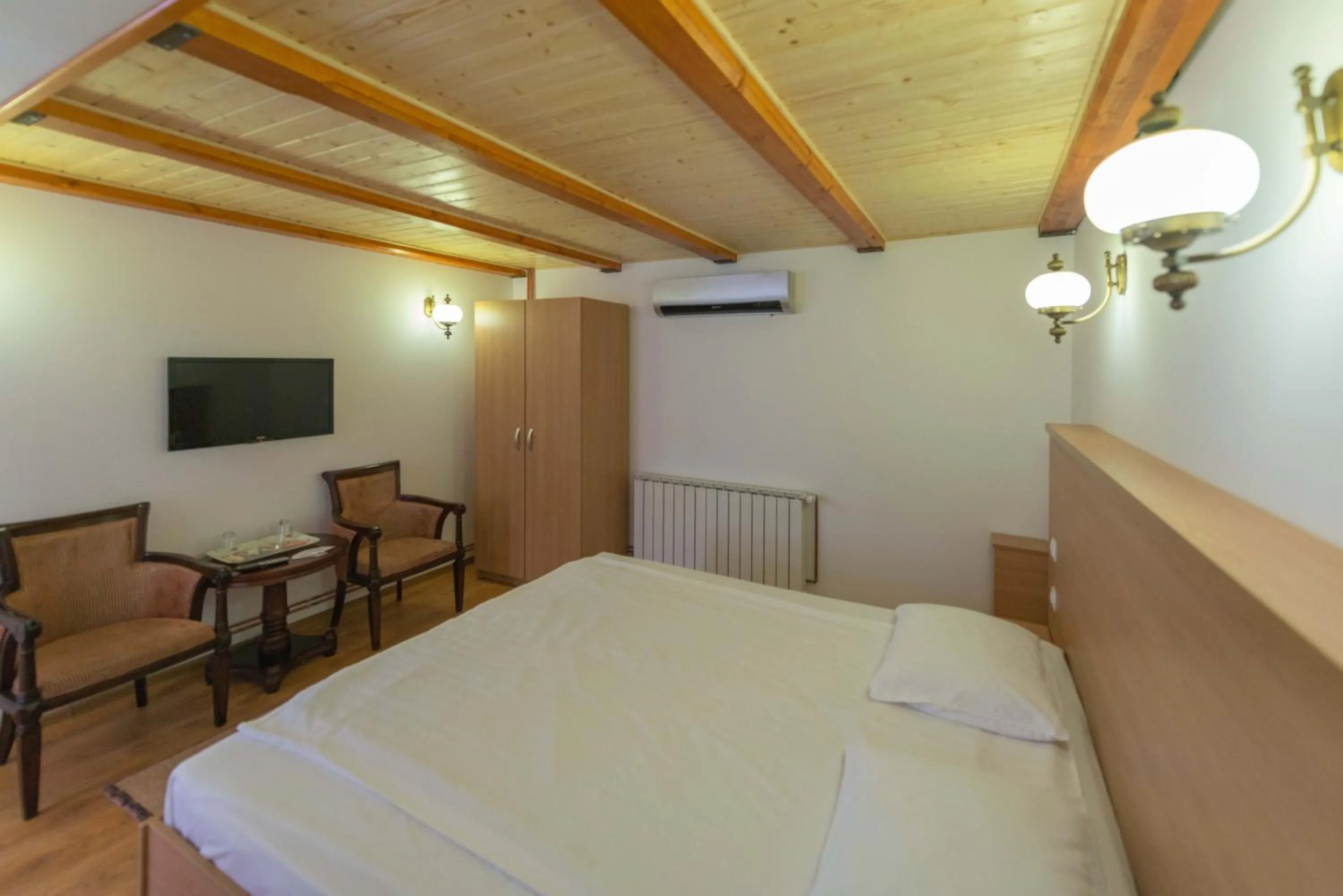 Photo of the whole room, Bed in Pensiunea Imperial