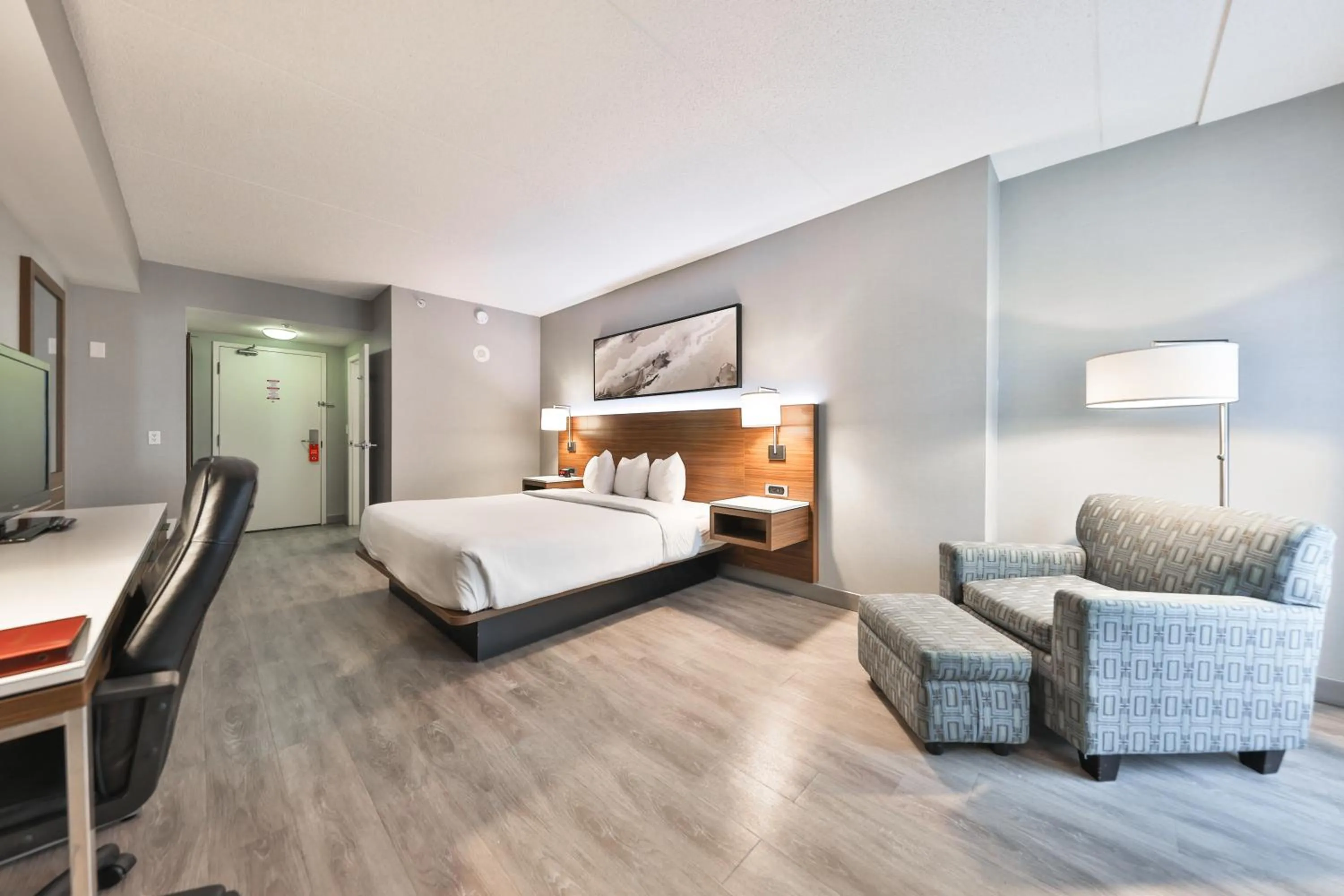 Photo of the whole room, Bed in Admiral Inn Mississauga