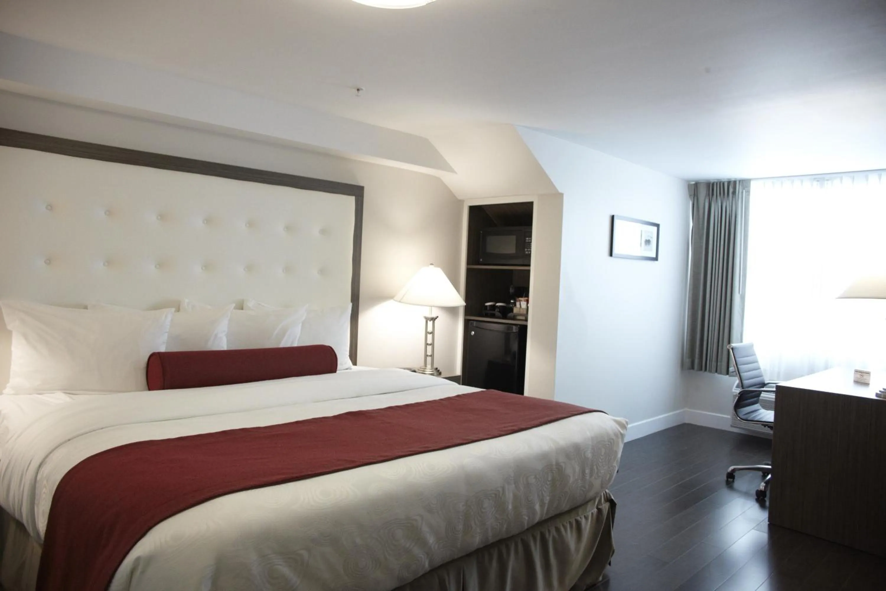 Bed in Admiral Inn Mississauga