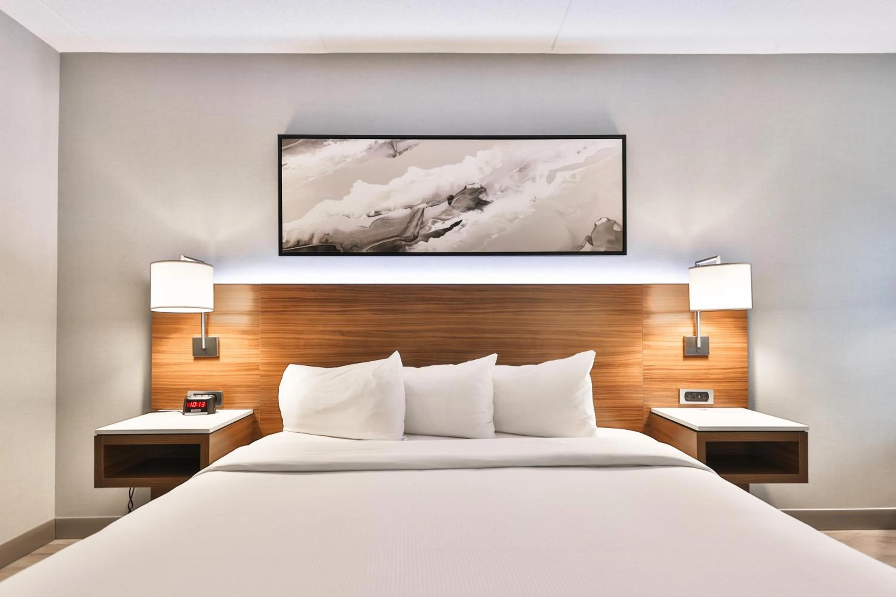 Bed in Admiral Inn Mississauga