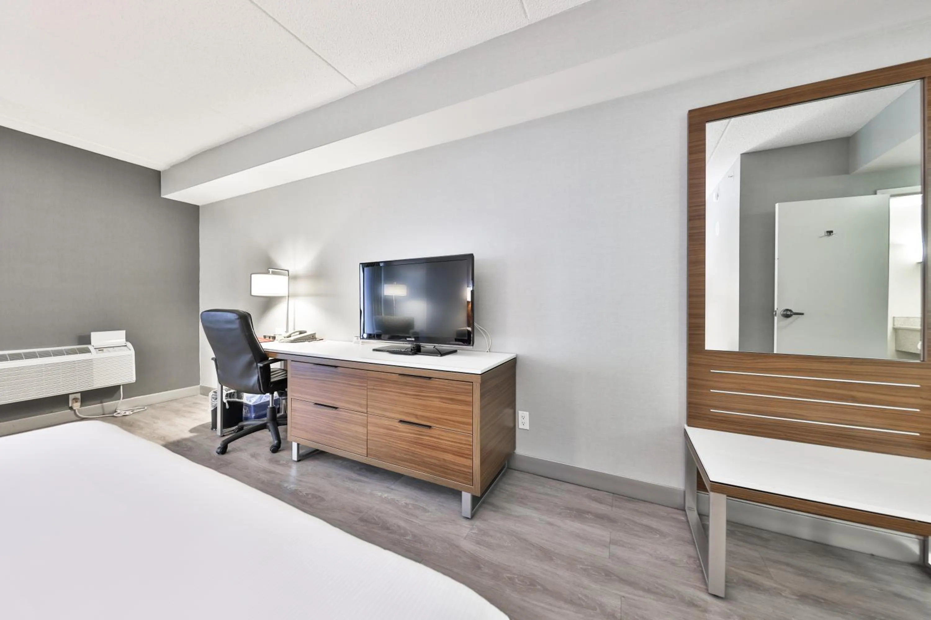 TV and multimedia, Bed in Admiral Inn Mississauga