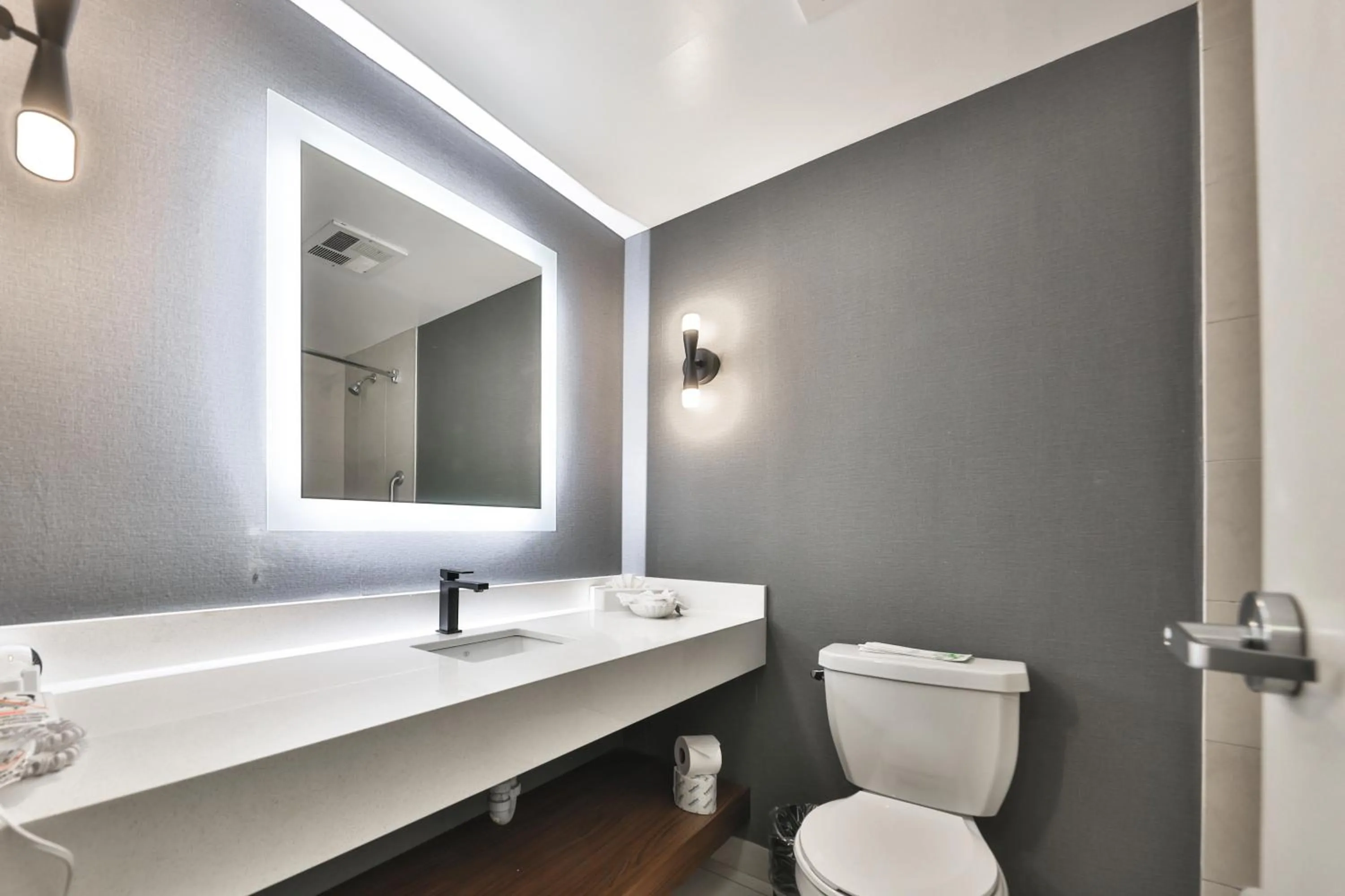 Bathroom in Admiral Inn Mississauga