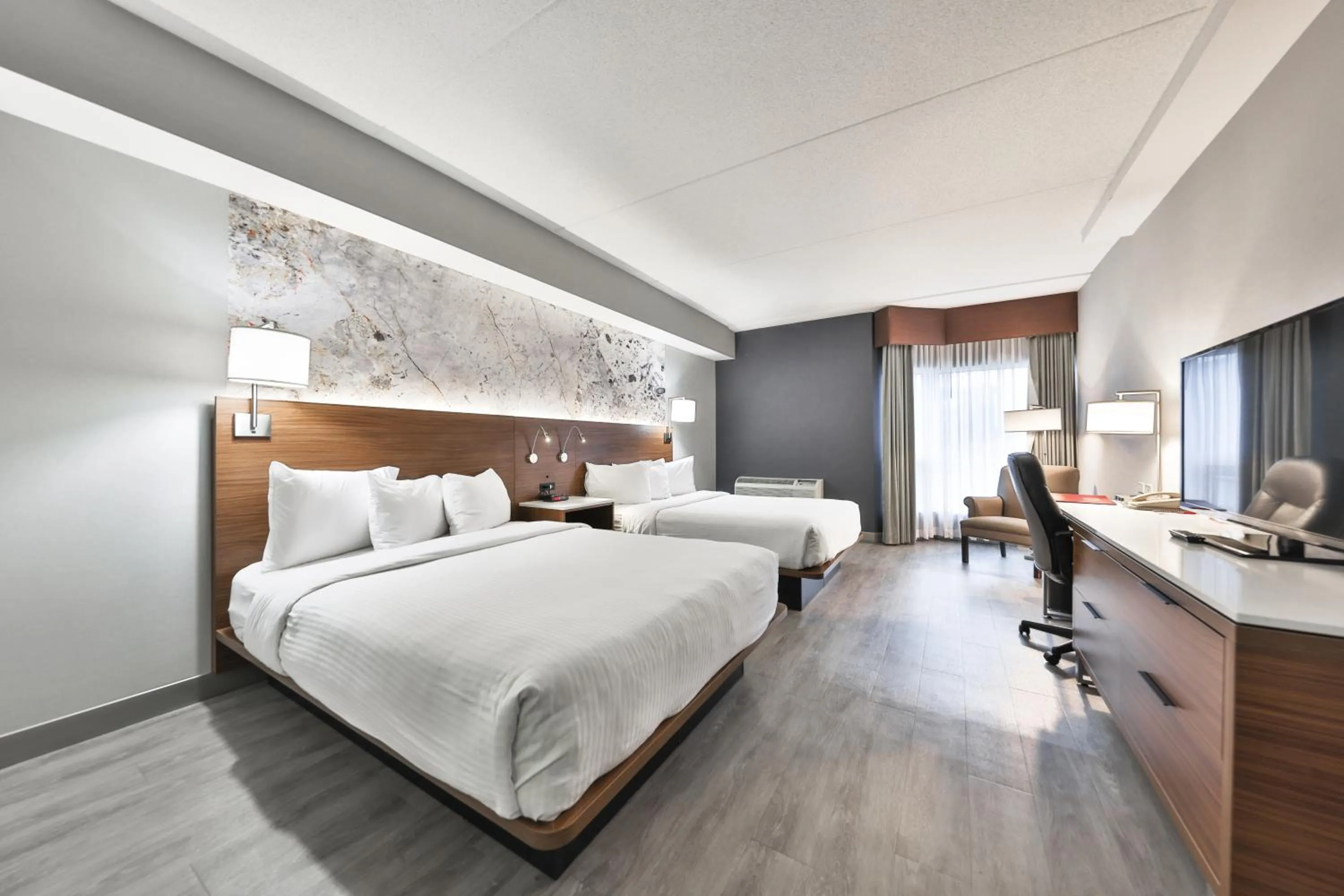 Bed in Admiral Inn Mississauga