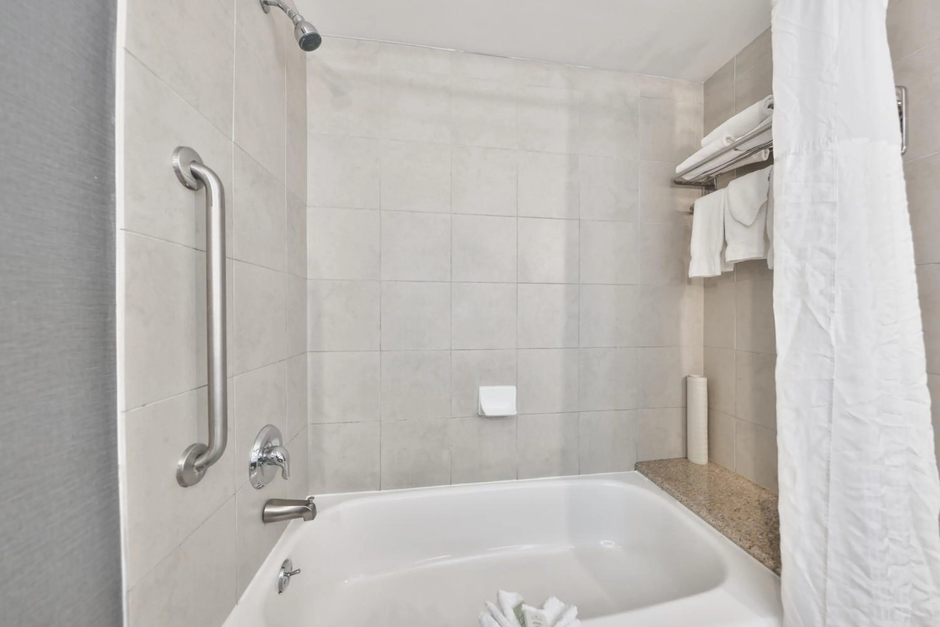 Bath in Admiral Inn Mississauga