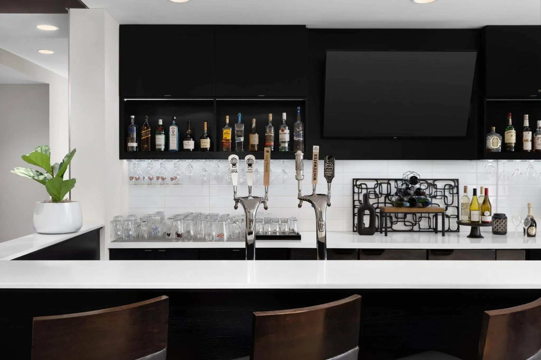 Lounge or bar in Holiday Inn Ottawa East by IHG