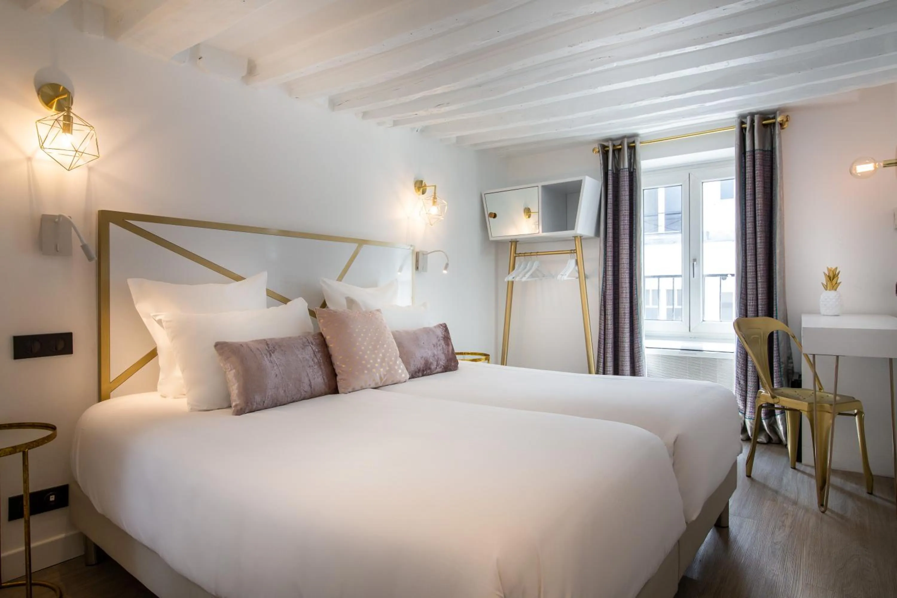 Bed in Hôtel Royal Opéra