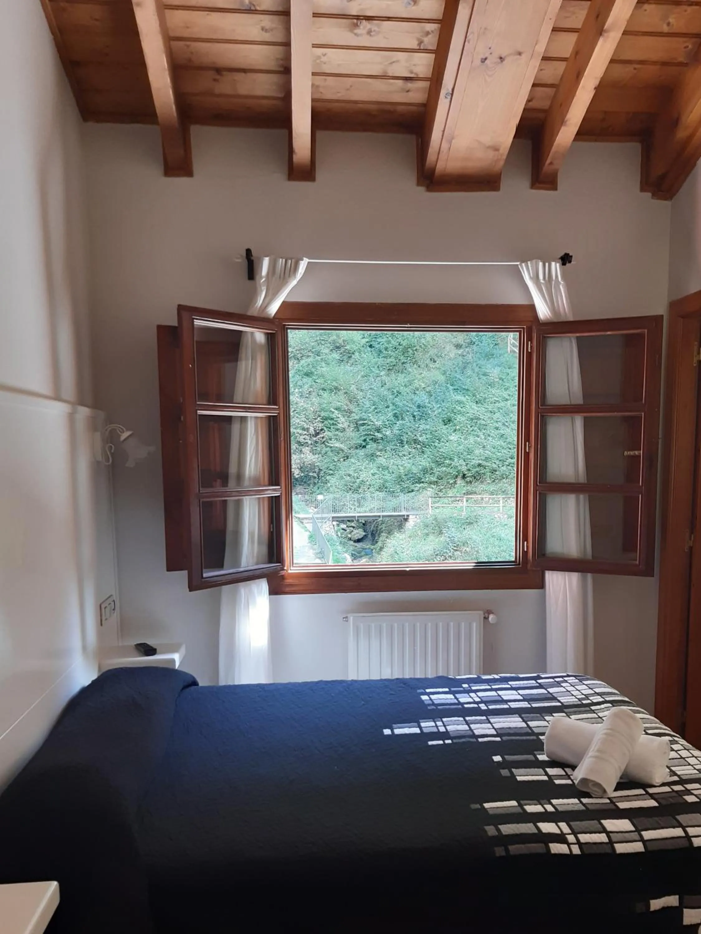 Bedroom in Hotel Puente Vidosa