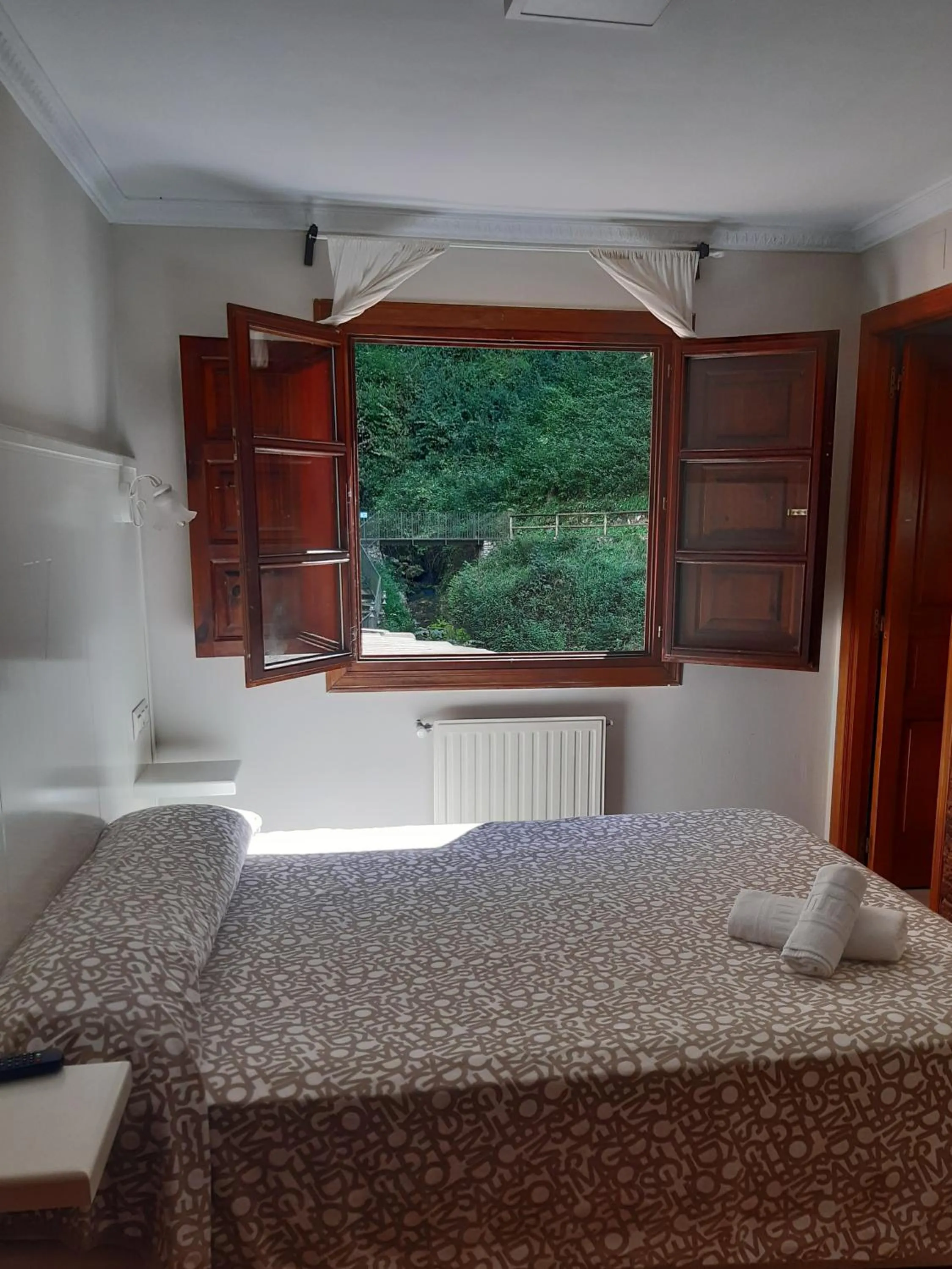 Bedroom in Hotel Puente Vidosa