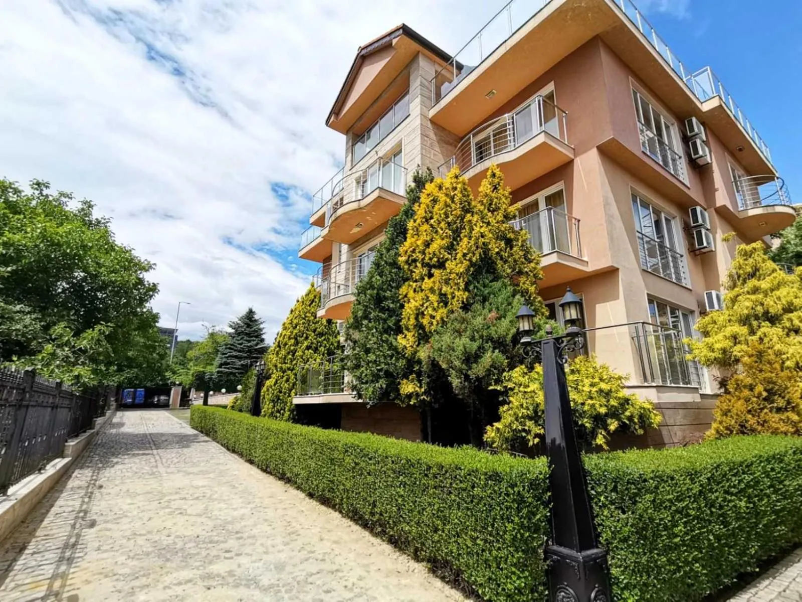 Patio in Twins Palace ApartHotel