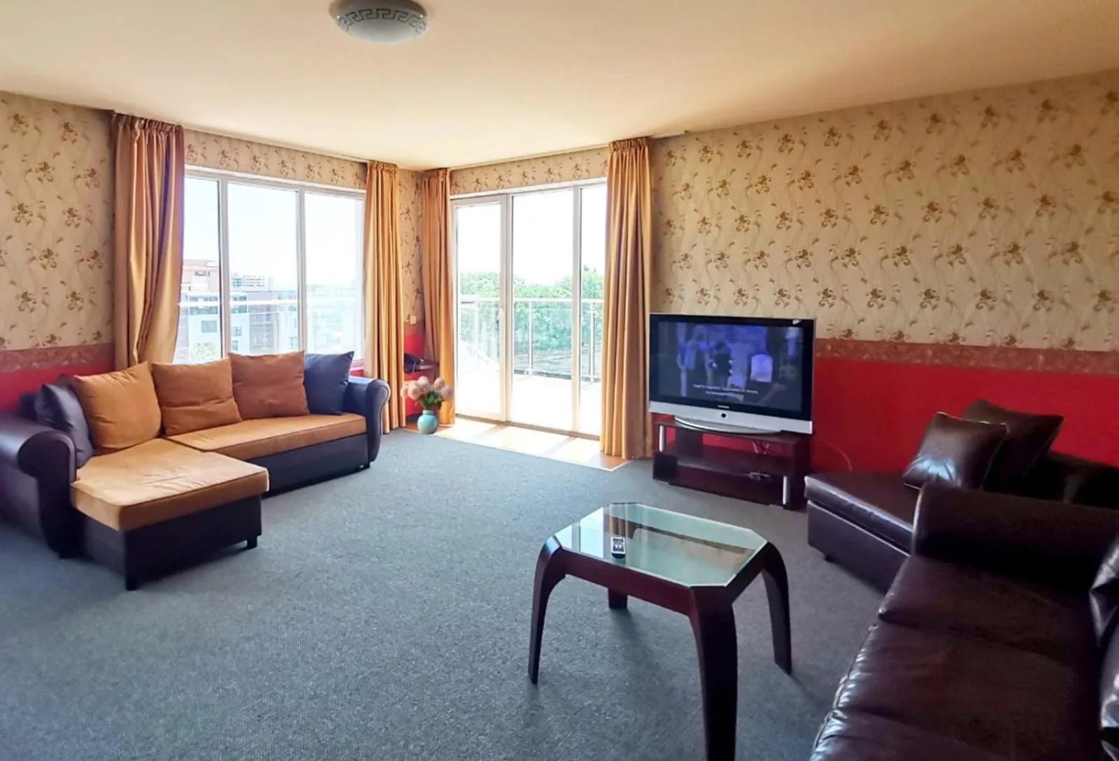 Communal lounge/ TV room in Twins Palace ApartHotel