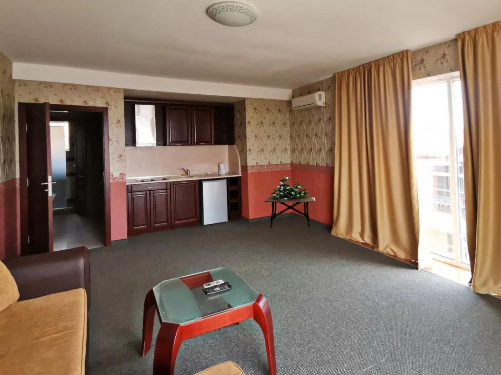 Communal lounge/ TV room in Twins Palace ApartHotel