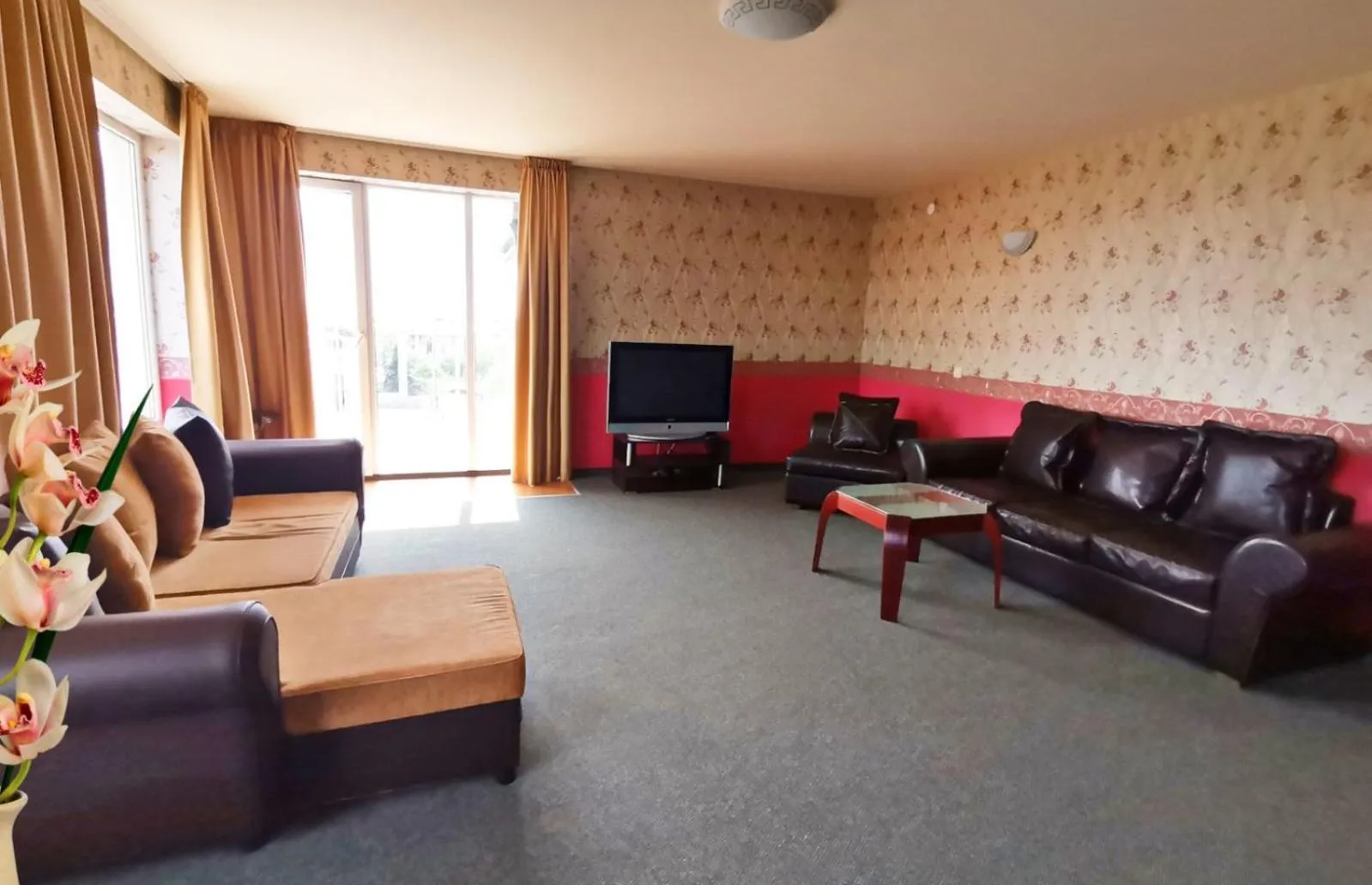 Communal lounge/ TV room in Twins Palace ApartHotel