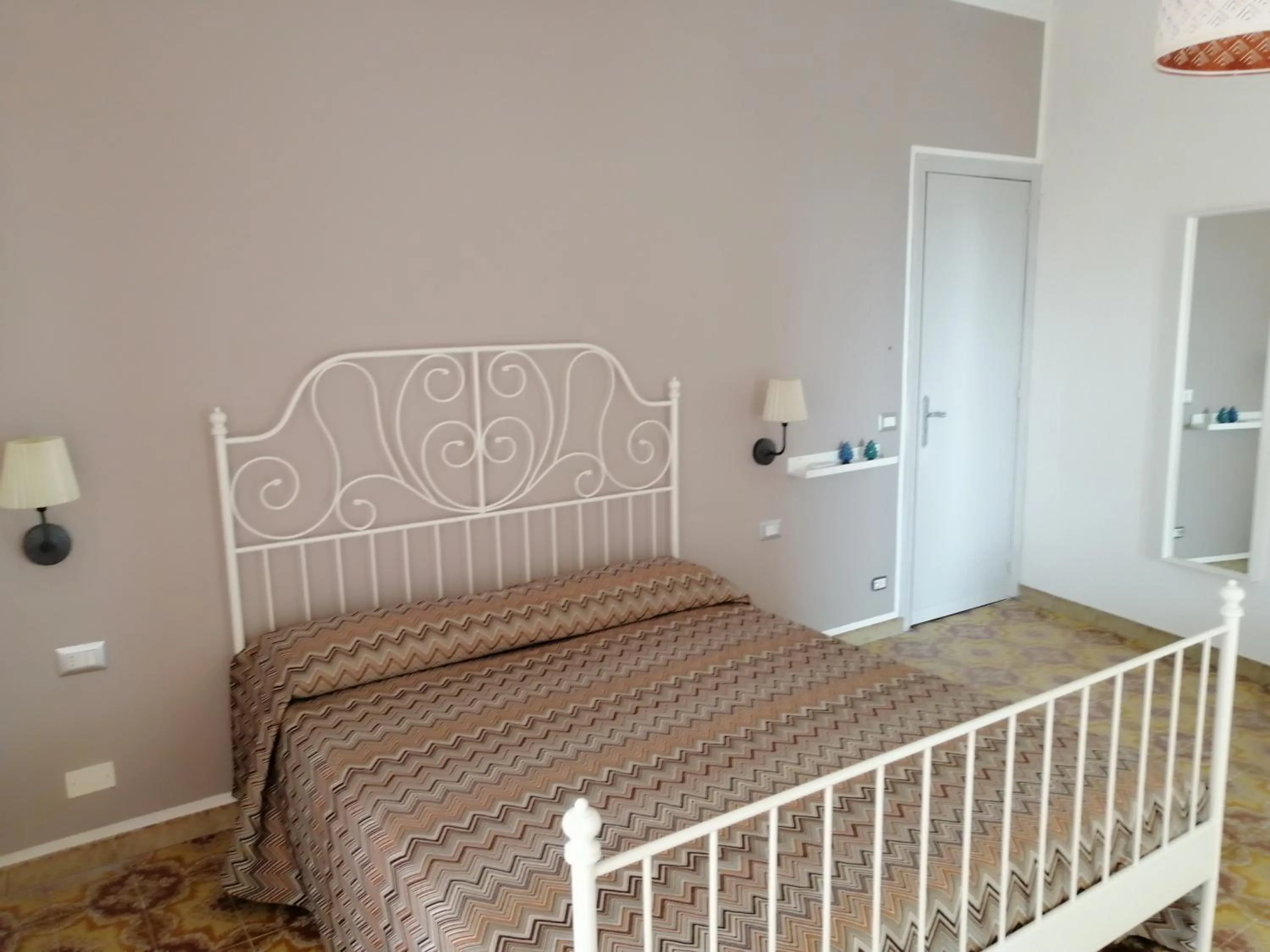 Photo of the whole room, Bed in La perla di nicolosi