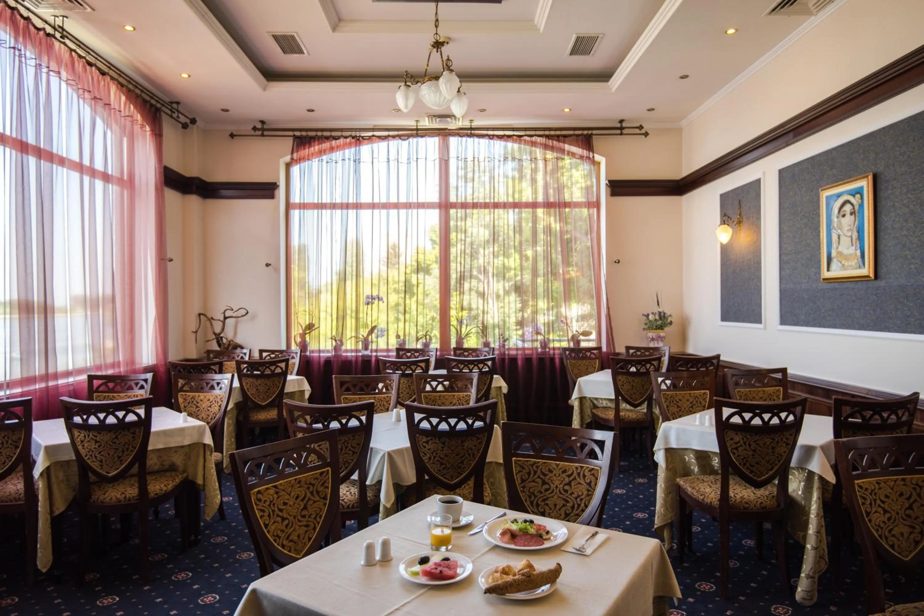 Dining area in Drustar Hotel