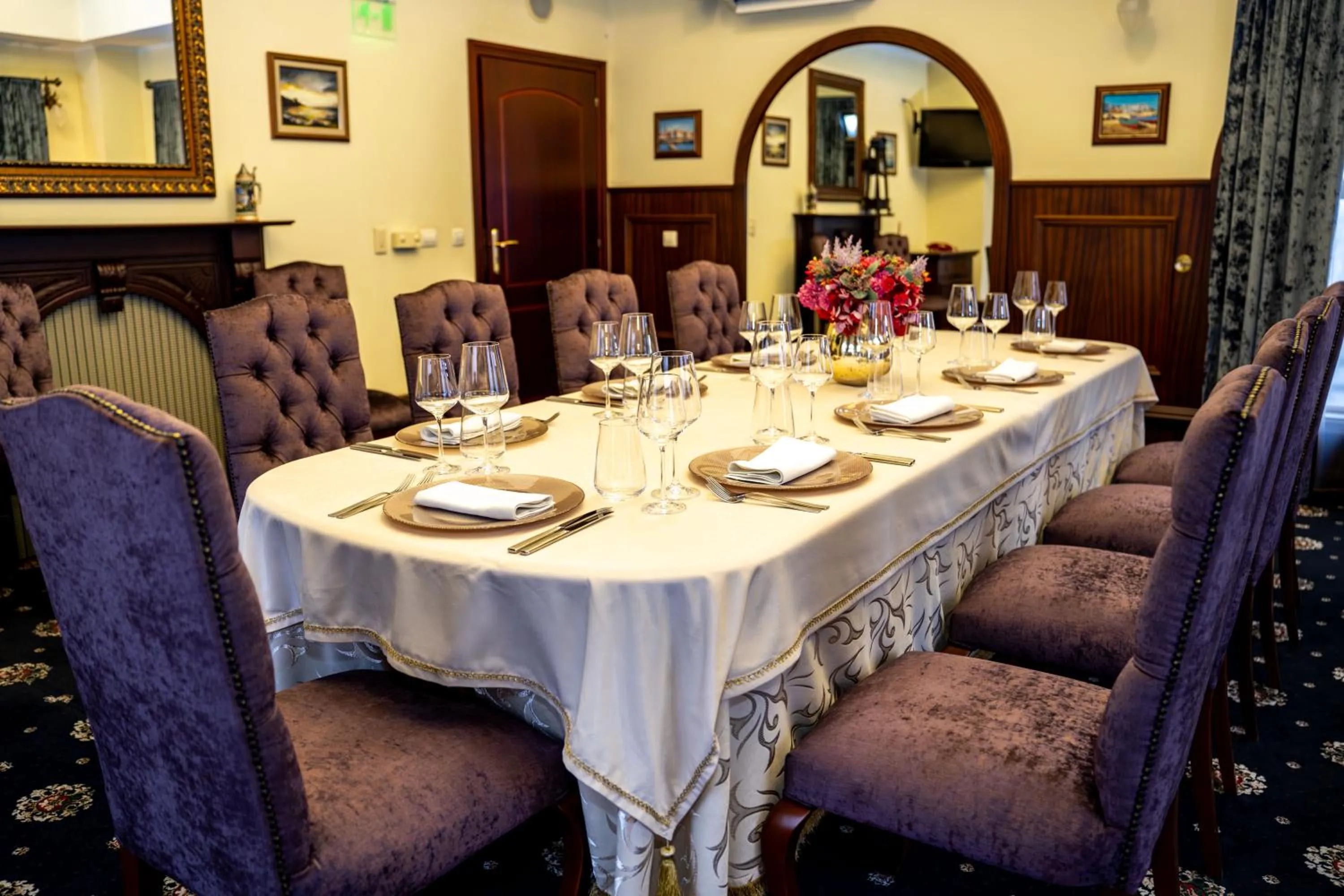 Restaurant/places to eat in Drustar Hotel