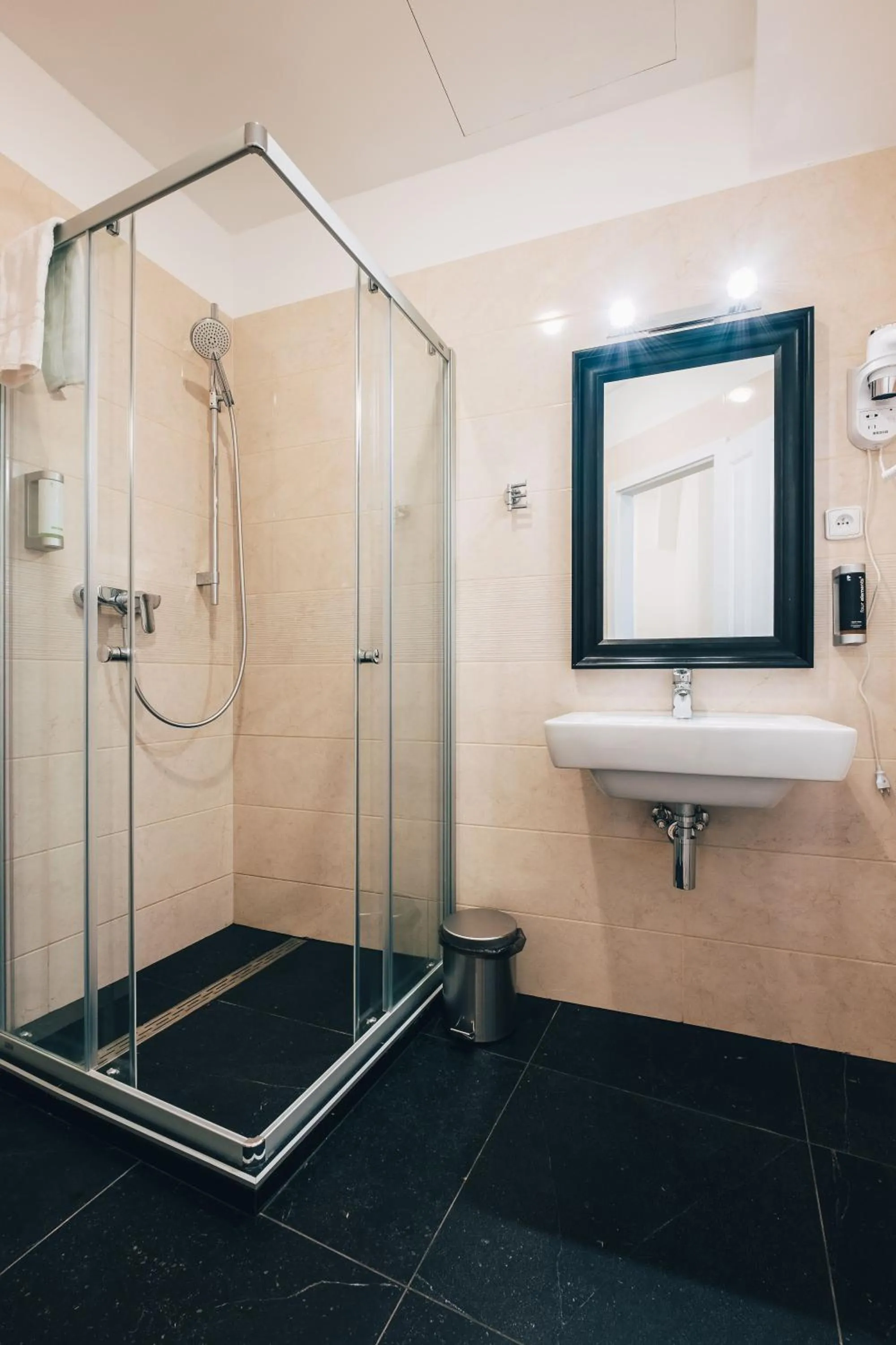 Shower in Residence Corto Old Town