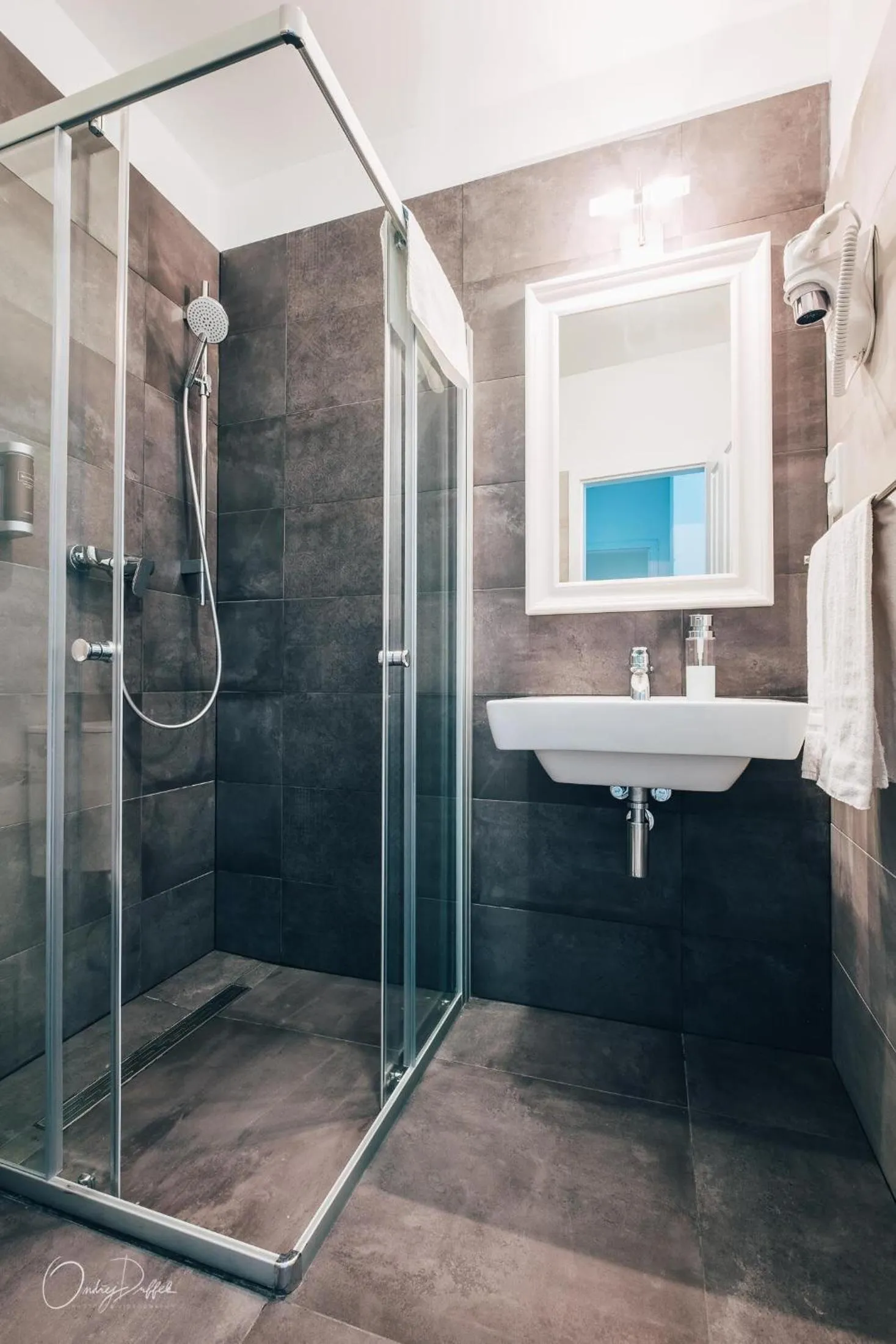 Shower in Residence Corto Old Town