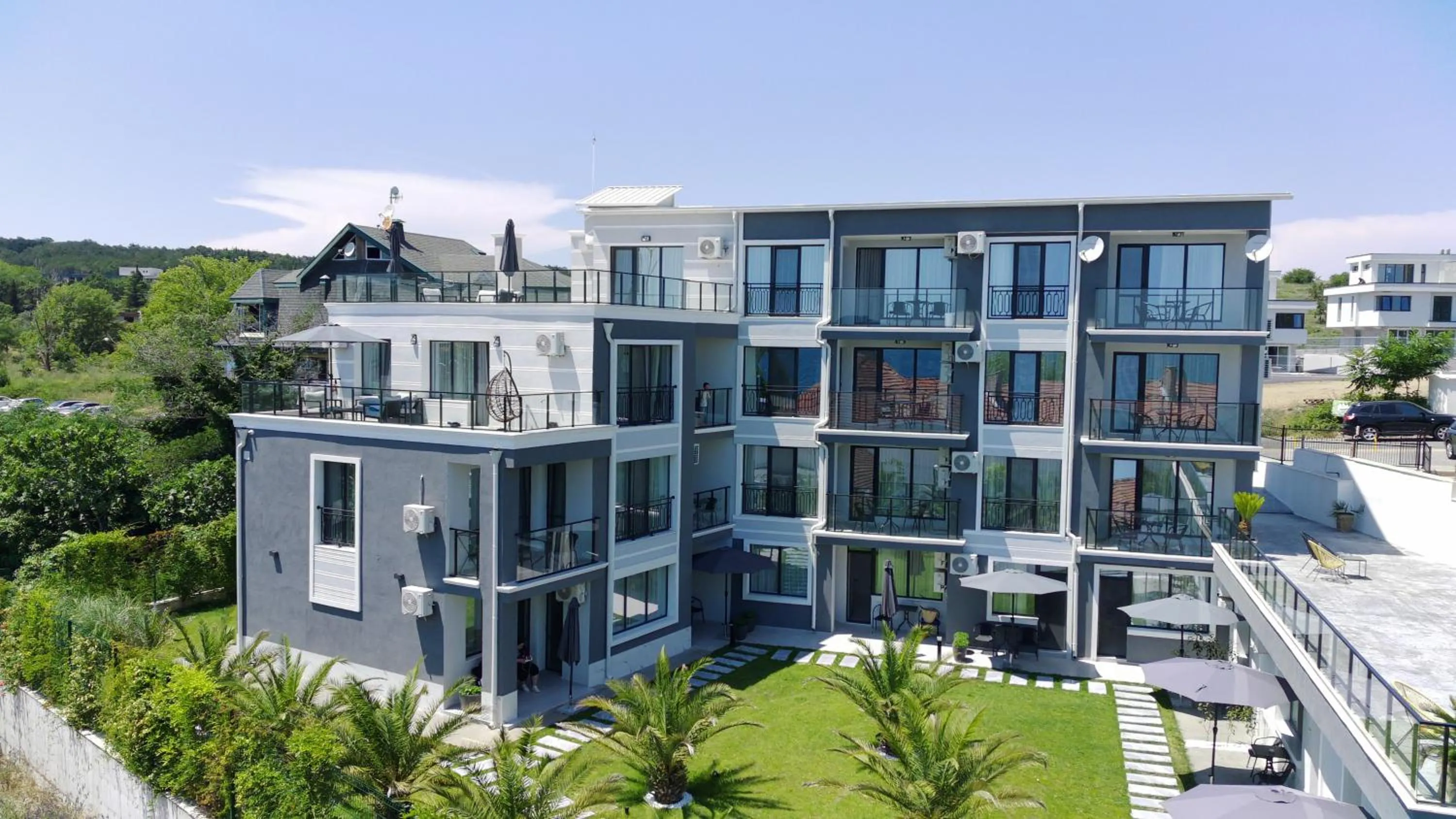 Spring in Семеен хотел Golden Place