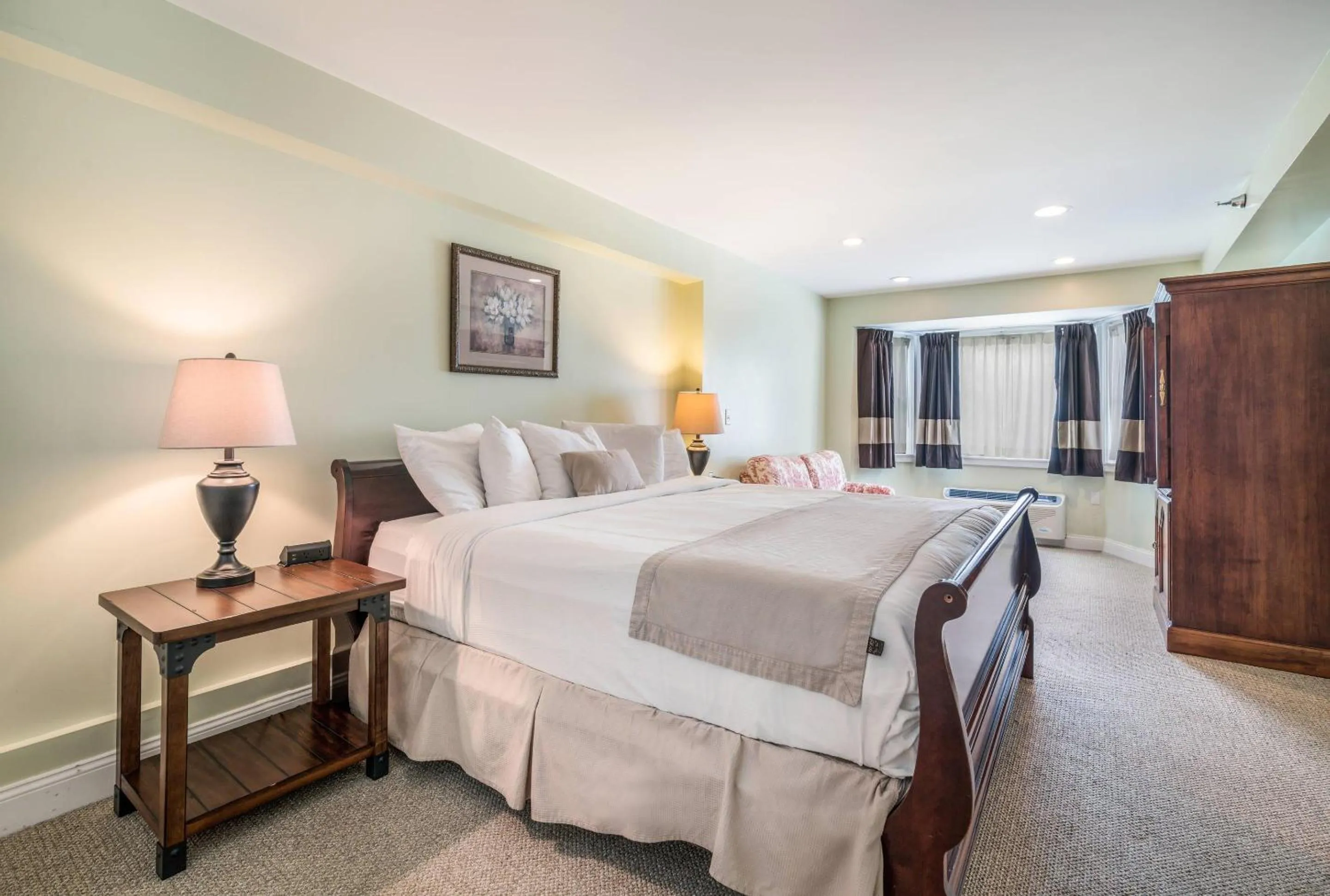 Bedroom, Bed in The Valley Inn, an Ascend Collection Hotel