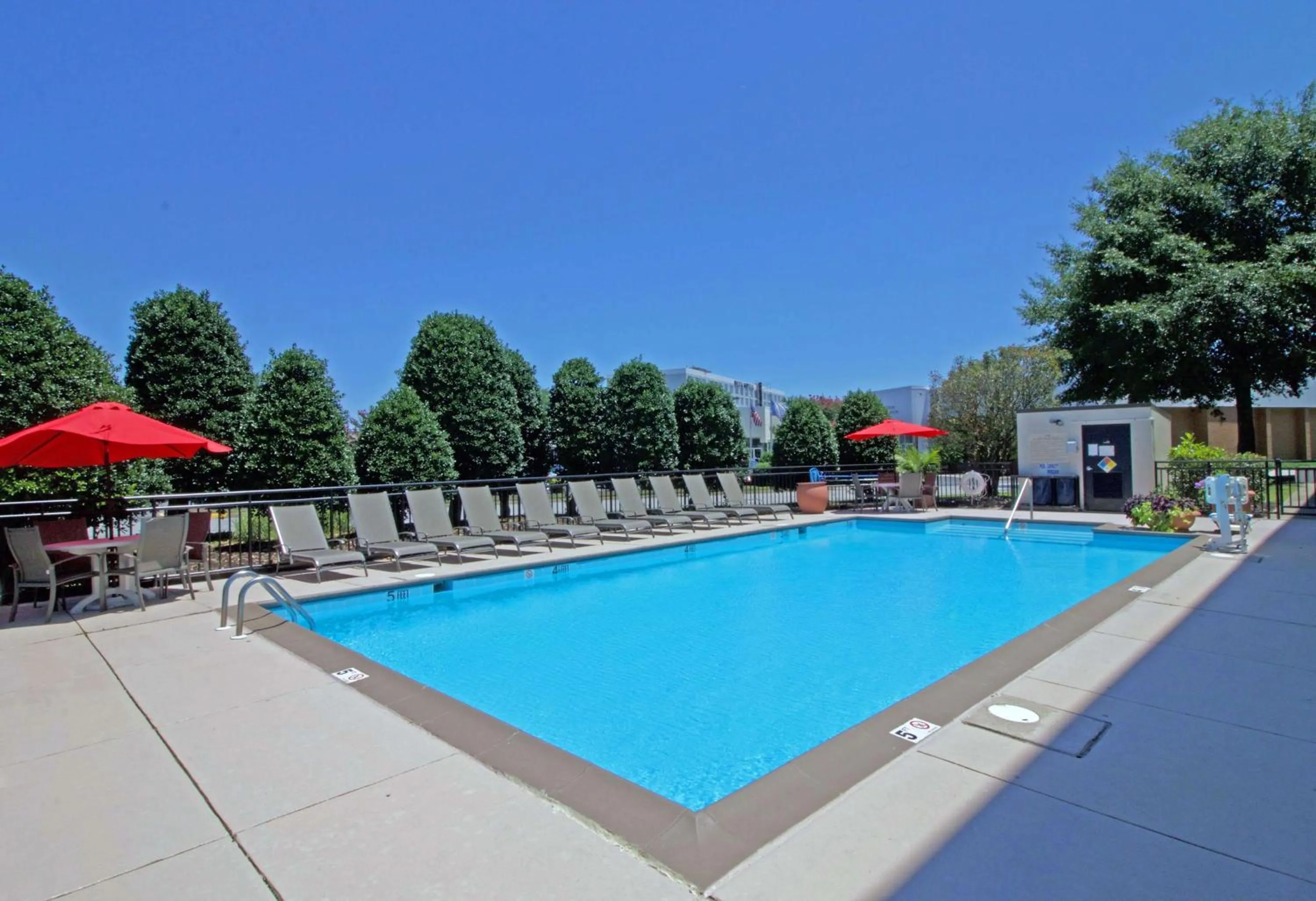 Pool view in Hampton Inn Norfolk/Chesapeake - Greenbrier Area