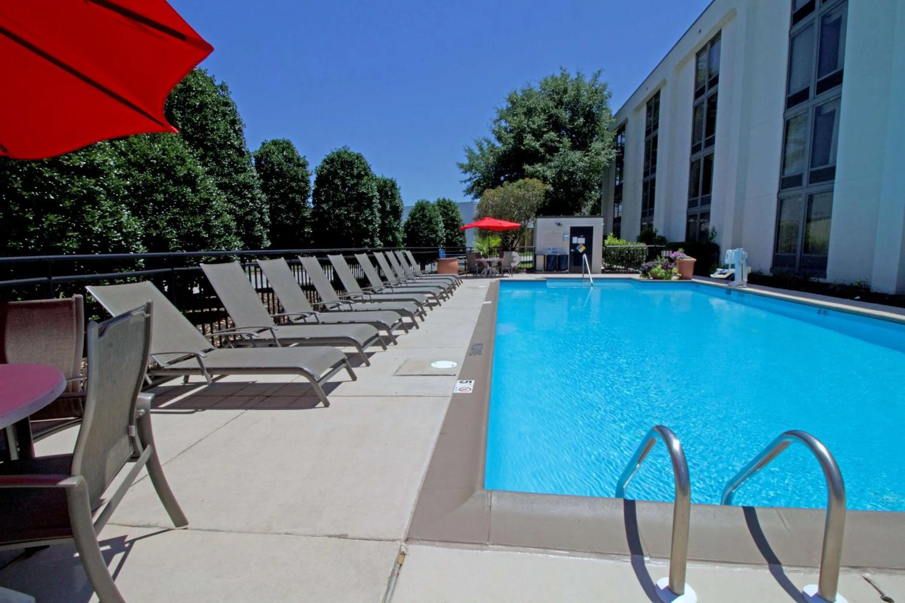 Pool view in Hampton Inn Norfolk/Chesapeake - Greenbrier Area