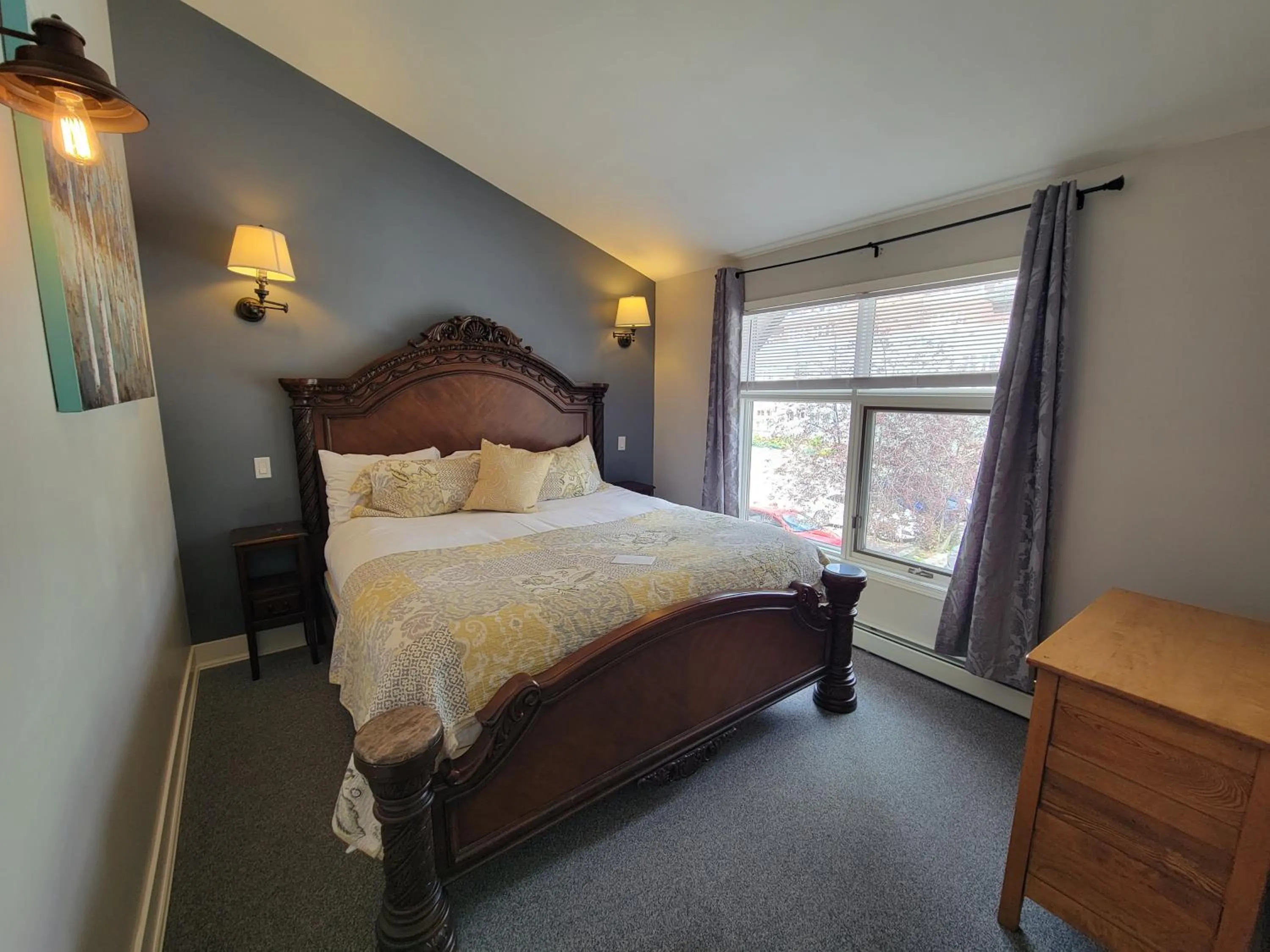 Bed in The Georgetown Inn