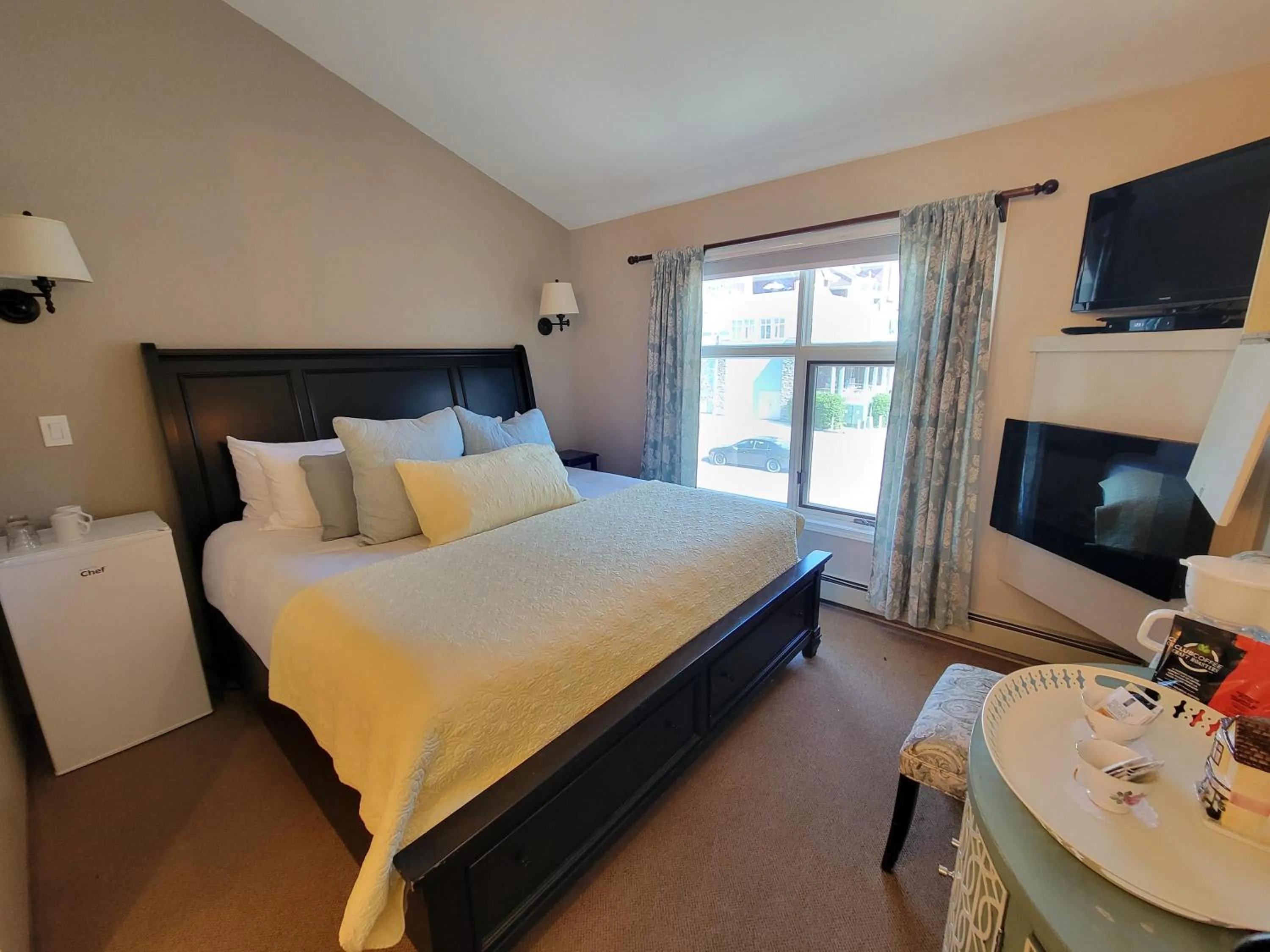 Bed in The Georgetown Inn