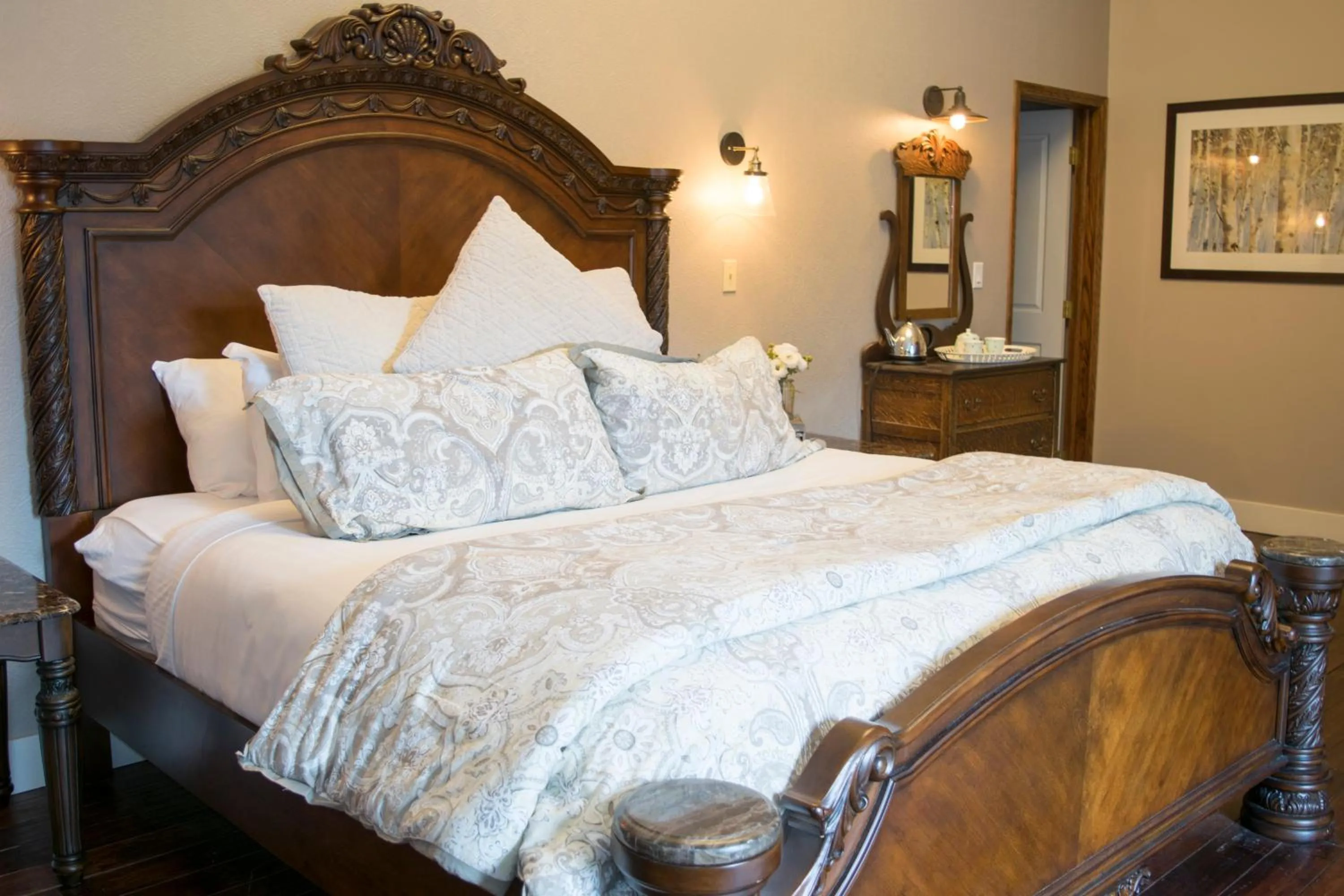 Bed in The Georgetown Inn