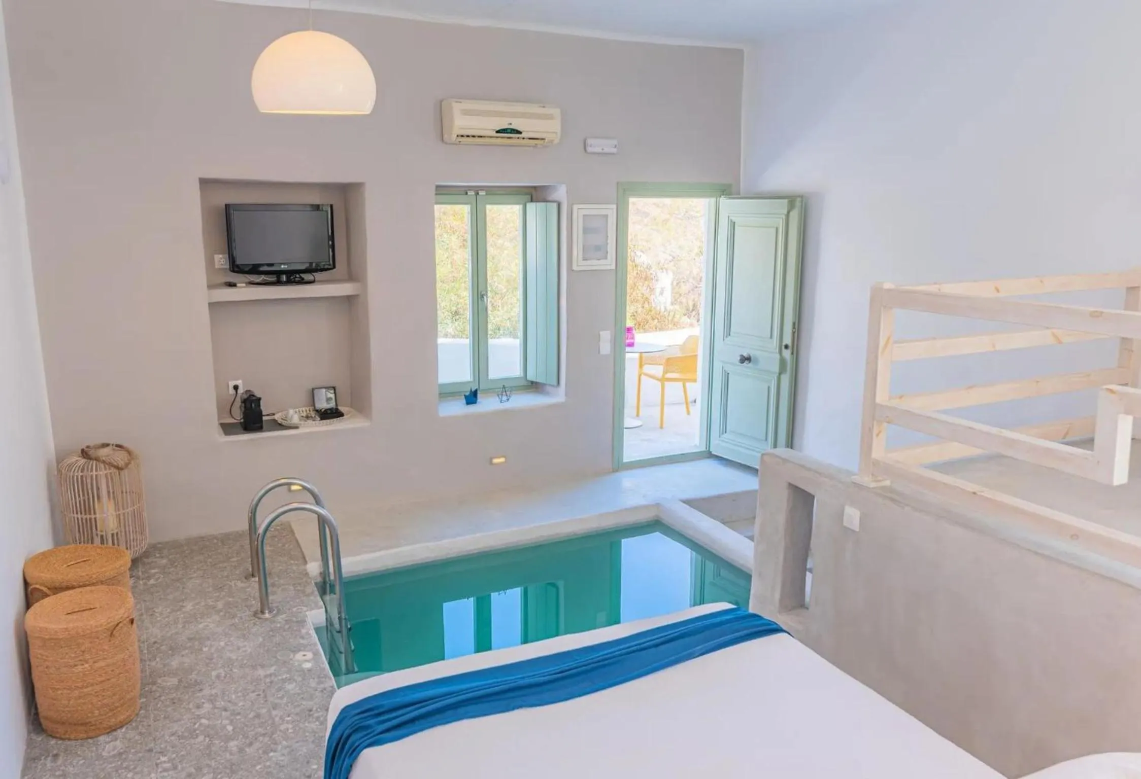 TV and multimedia in Pylaia Boutique Hotel & Spa