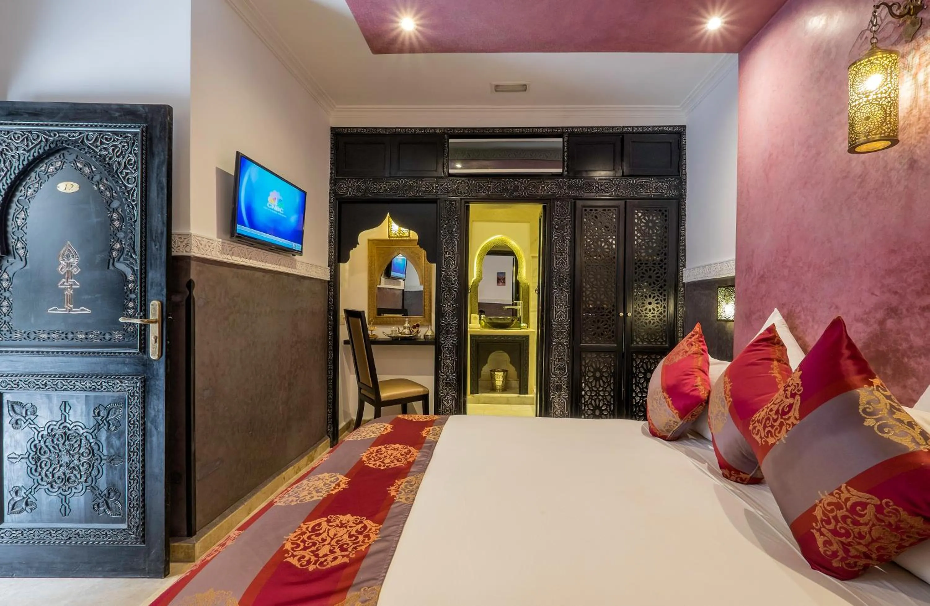 Shower, Bed in Riad Nesma Suites & Spa