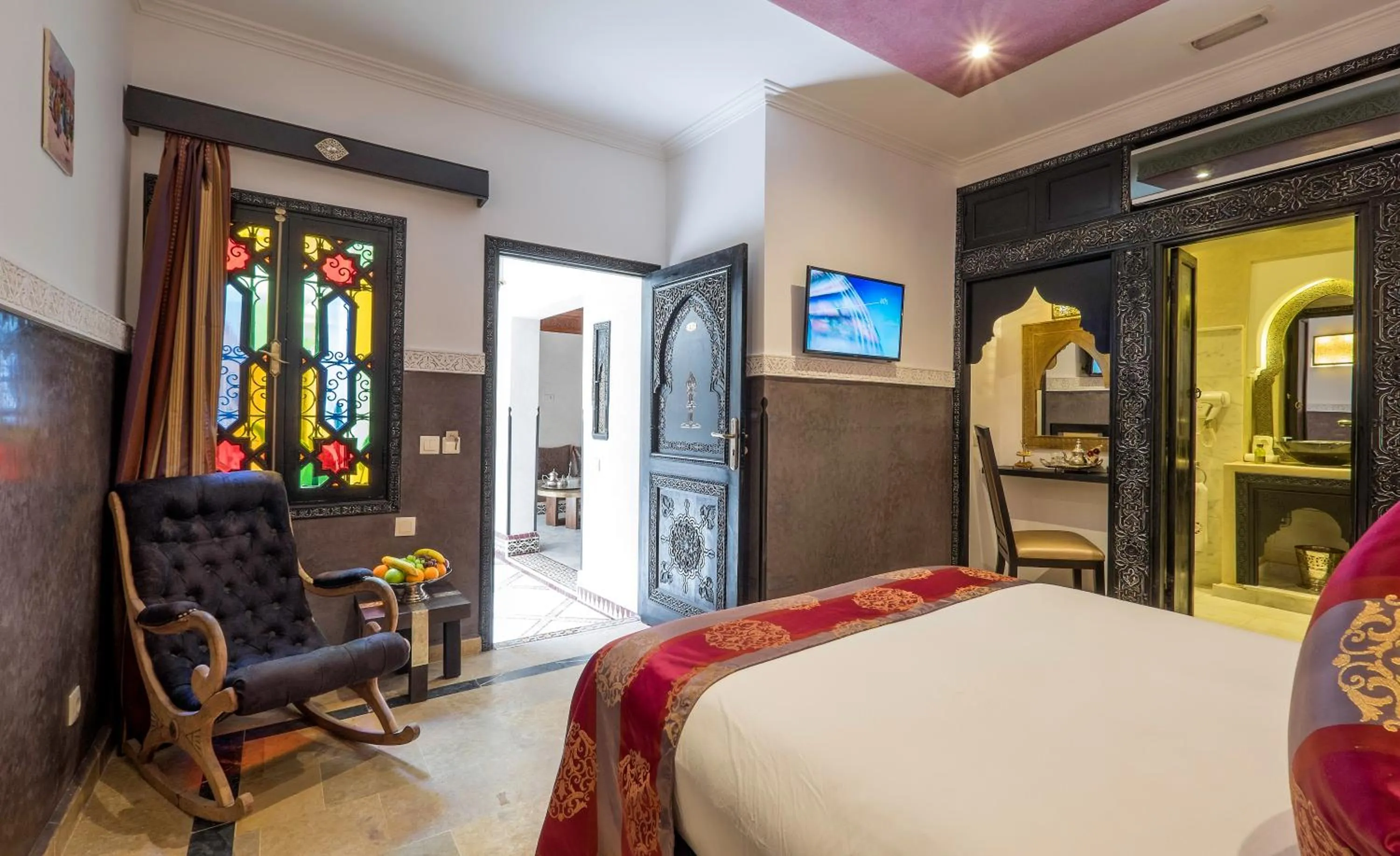 Shower, Bed in Riad Nesma Suites & Spa