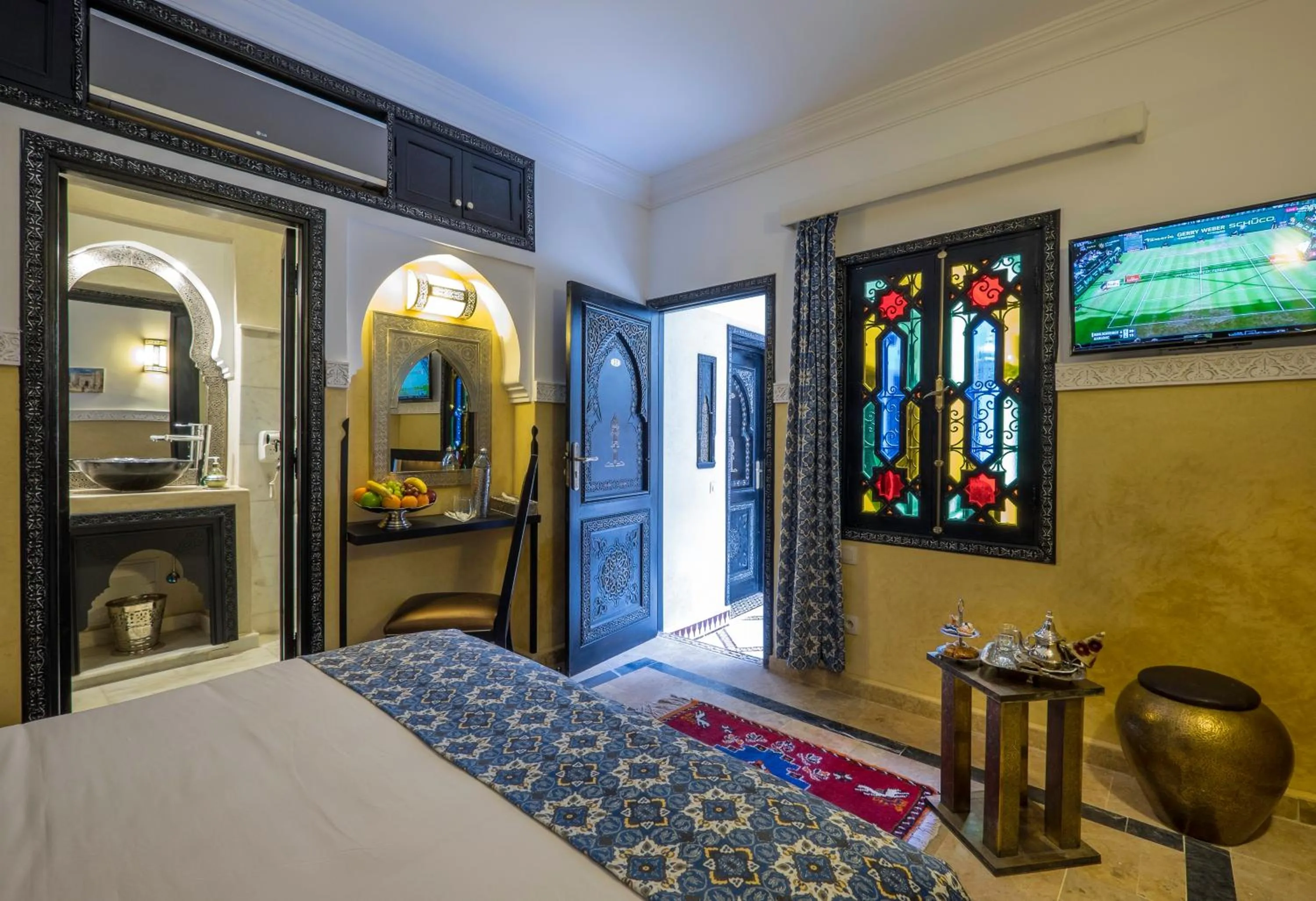 Shower, Bed in Riad Nesma Suites & Spa