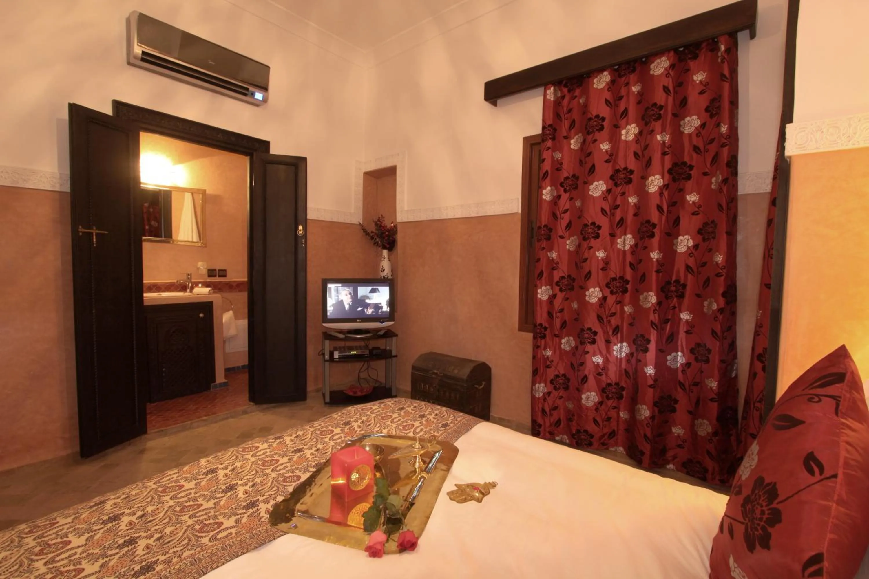 Bathroom, Bed in Riad Nesma Suites & Spa