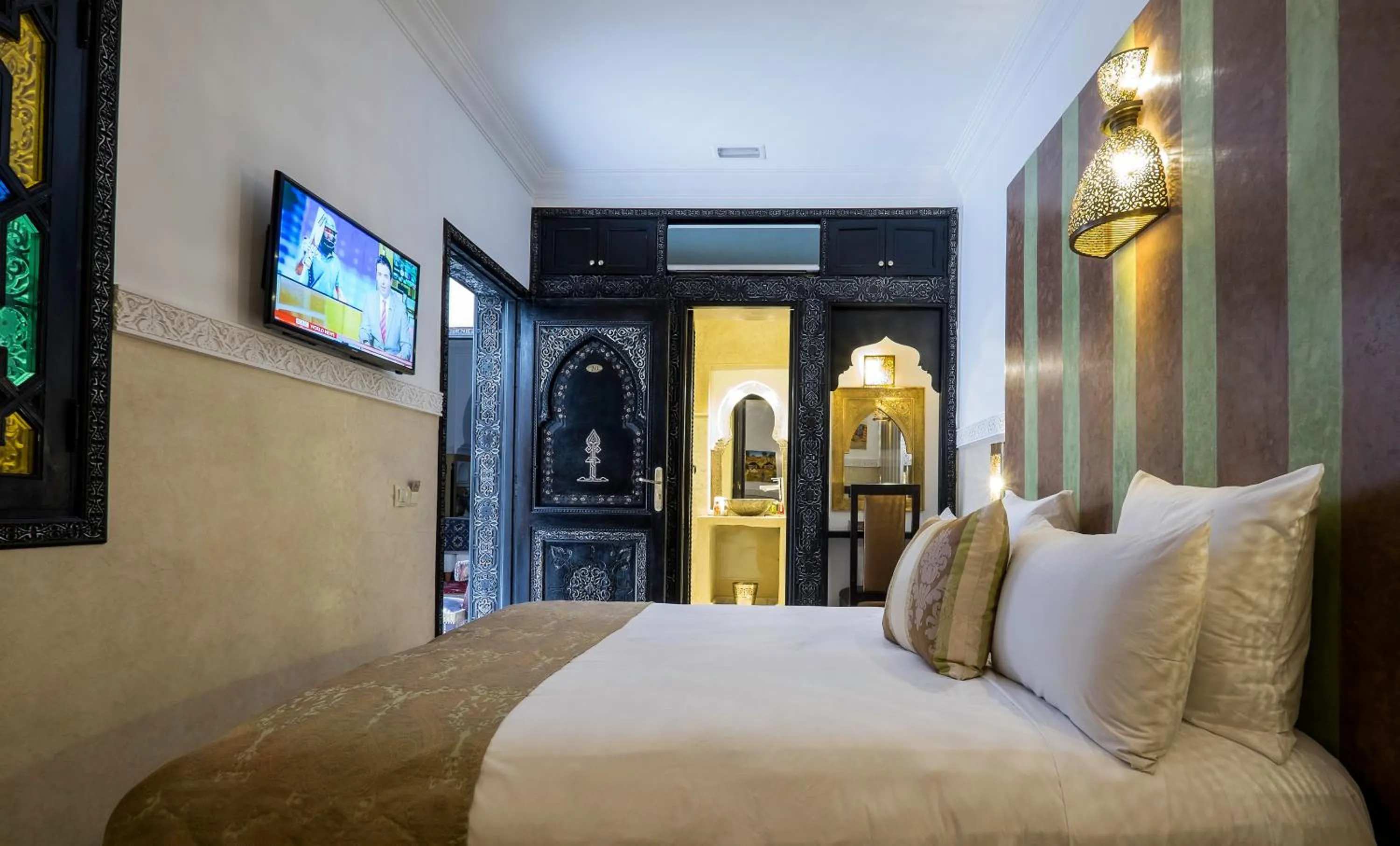Bathroom, Bed in Riad Nesma Suites & Spa
