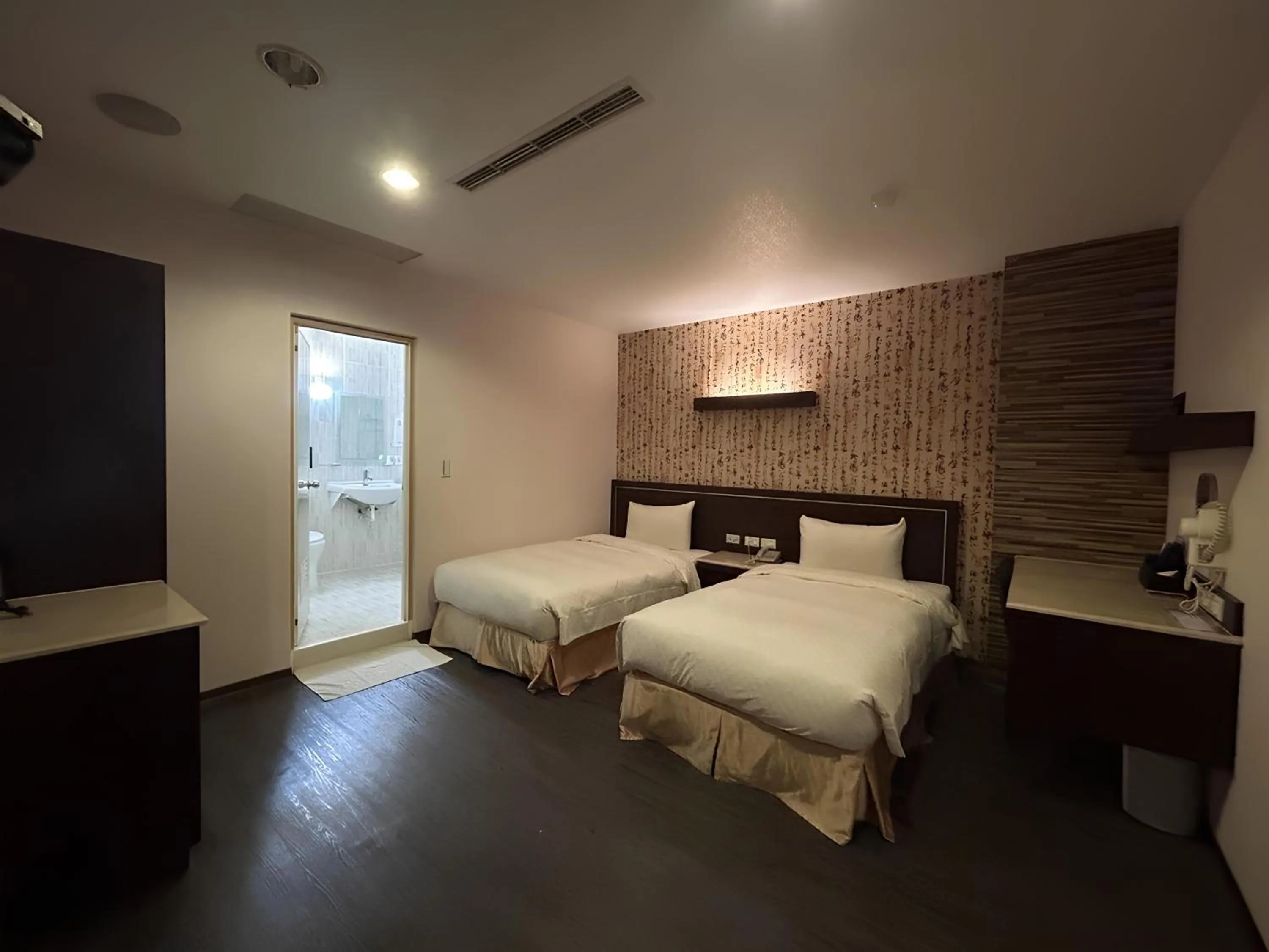 Photo of the whole room, Bed in 花鄉商旅 左營店 Hua Xiang Hotel-Zuoying